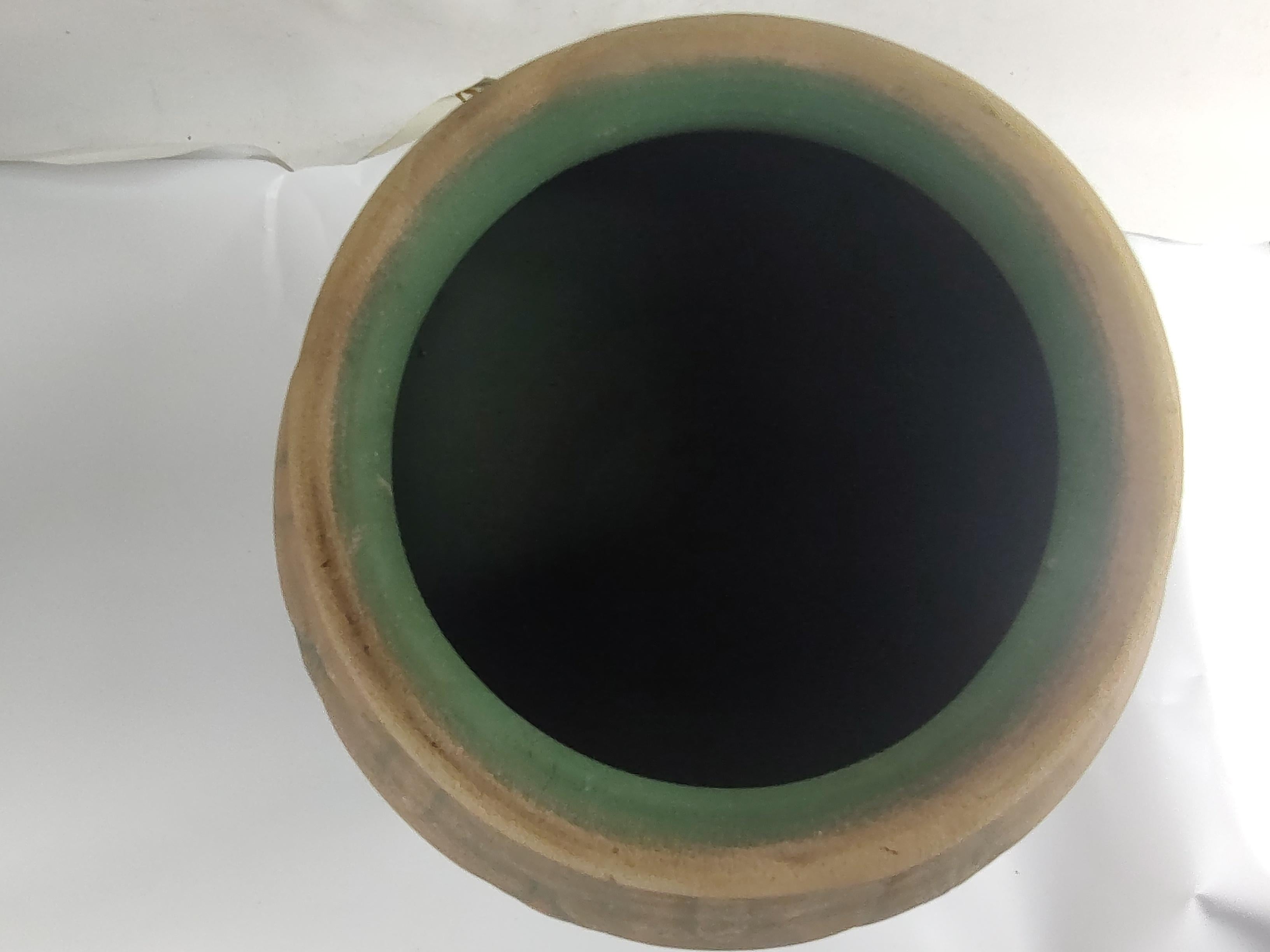 Fantastico vaso a carciofo alto e sagomato di ispirazione Deco attribuito alla Brush Mccoy Co. C1930. Vaso dalle pareti spesse e pesanti, non smaltato. In eccellenti condizioni vintage con un'usura minima 