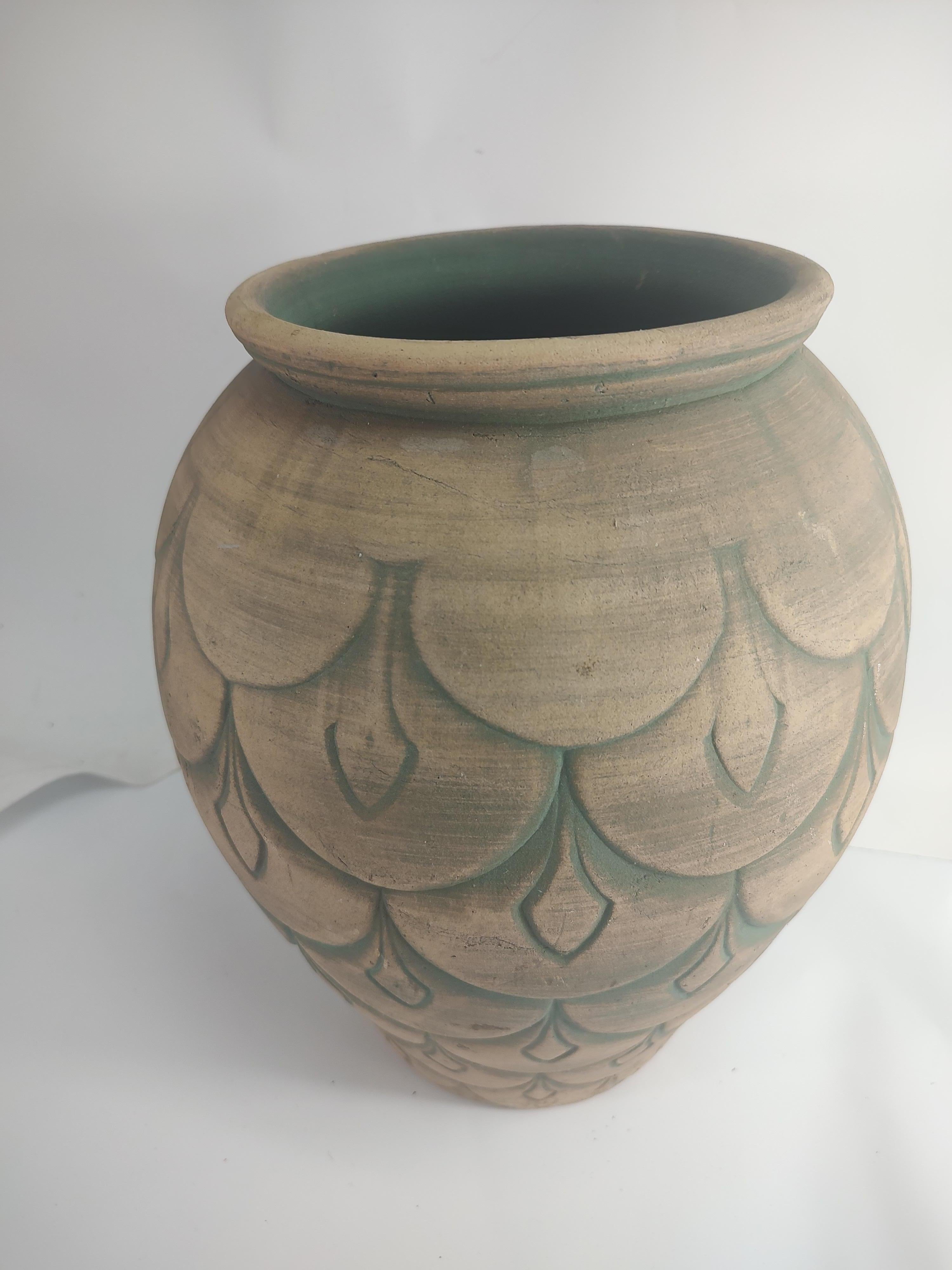 Metà XX secolo Vaso Art Deco alto in pietra gialla con design a foglie di carciofo C.C. 1930 in vendita