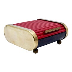 Caddy de bureau Art Déco en bakélite rouge et laiton:: avec plateau en forme de tambour:: par Park Sherman