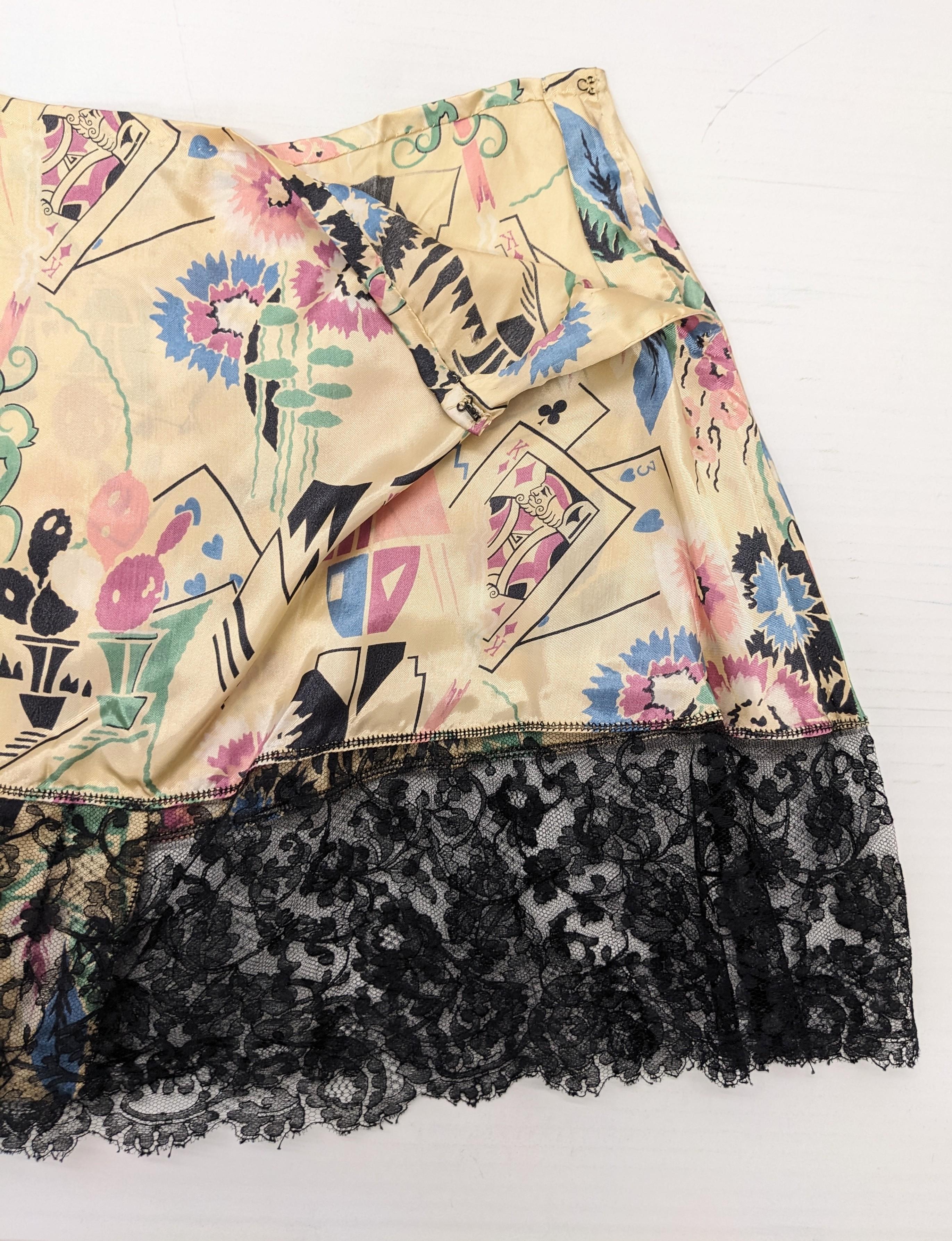Beige Art Deco Tap Pants Casino Playing Card Print en vente