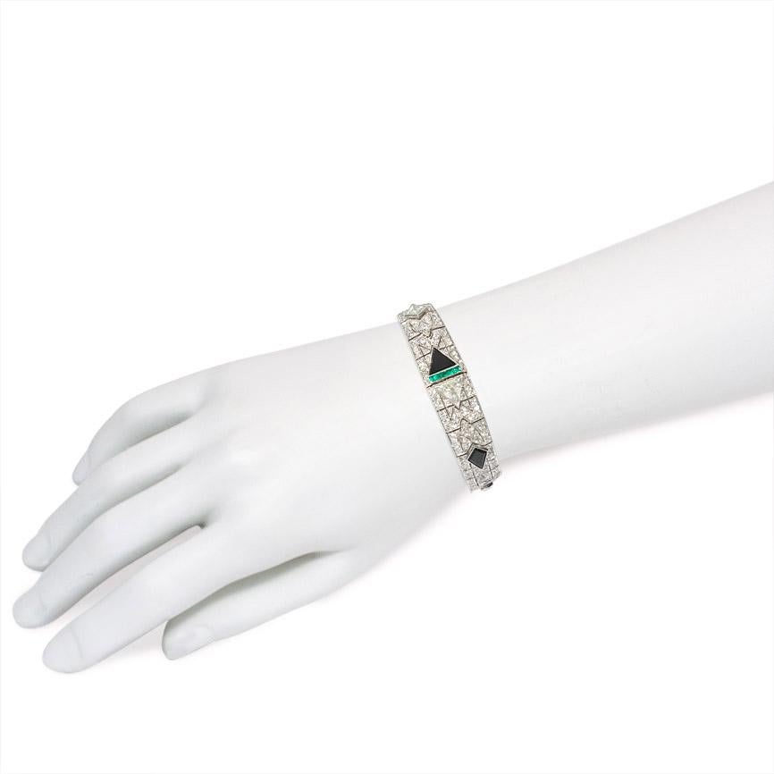 Art Deco Tapering Diamond Bracelet with Fancy Cut Onyx and Calibre Emeralds im Zustand „Gut“ in New York, NY