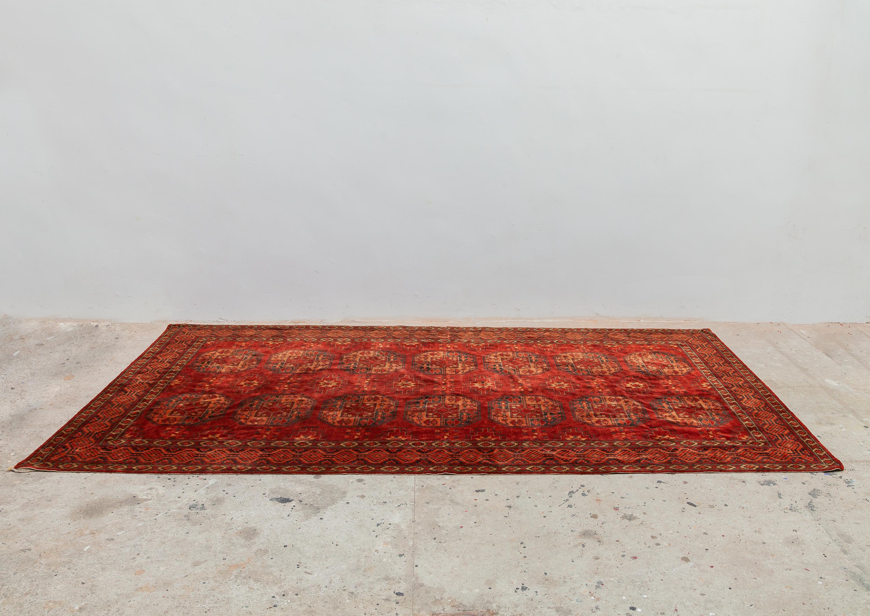 Tissu en velours Art déco ancien. Motif tissé de style persan. Surface veloutée rouge chaud, orange et noir. Dimensions : 257W x 135H cm.