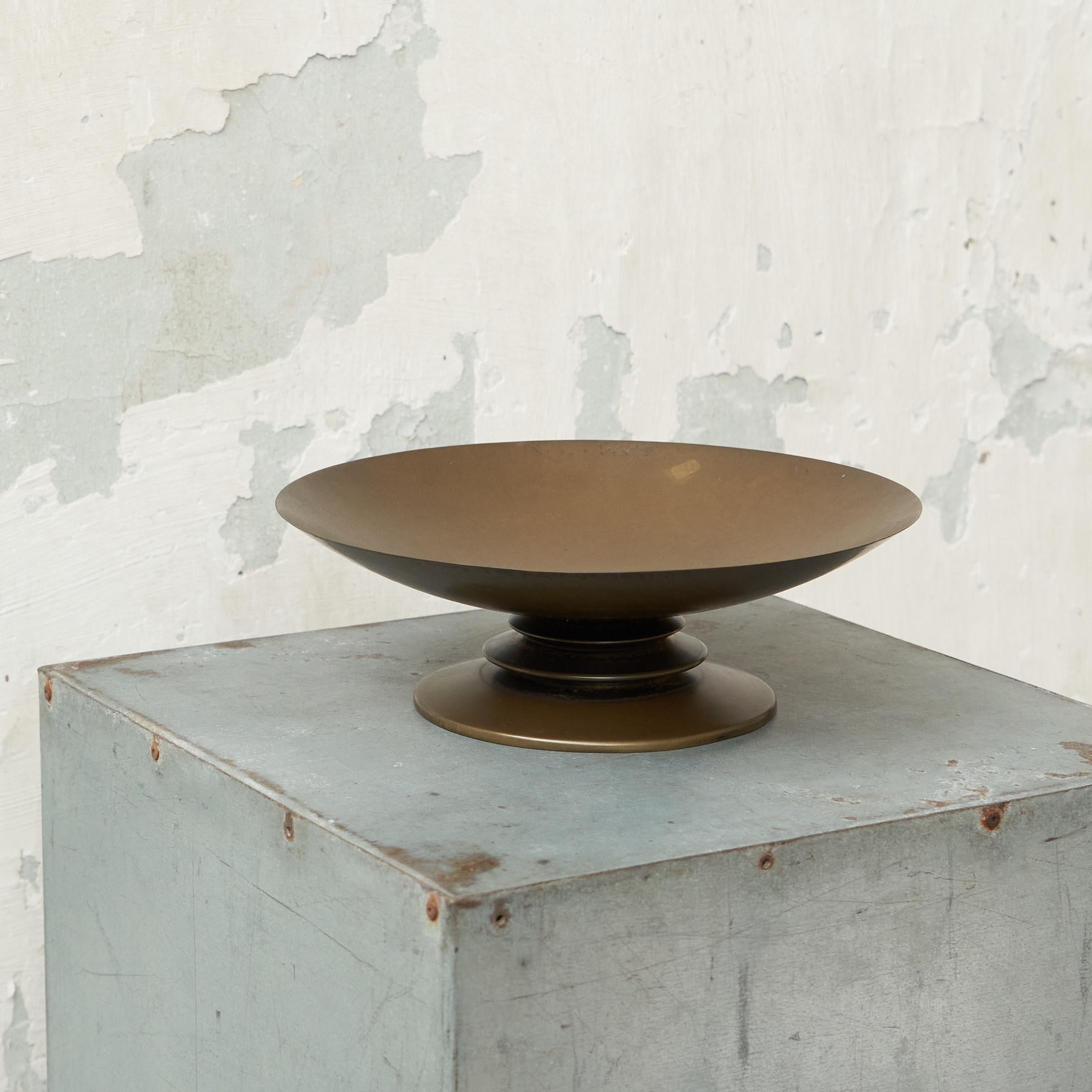 Tazza Art Deco in rame patinato, Europa, anni '30.

Si tratta di una tazza o ciotola con piede in rame patinato, molto elegante e di gusto art déco. Mostra una meravigliosa forma scultorea e ottimi colori. Nel corso del tempo si è formata una bella