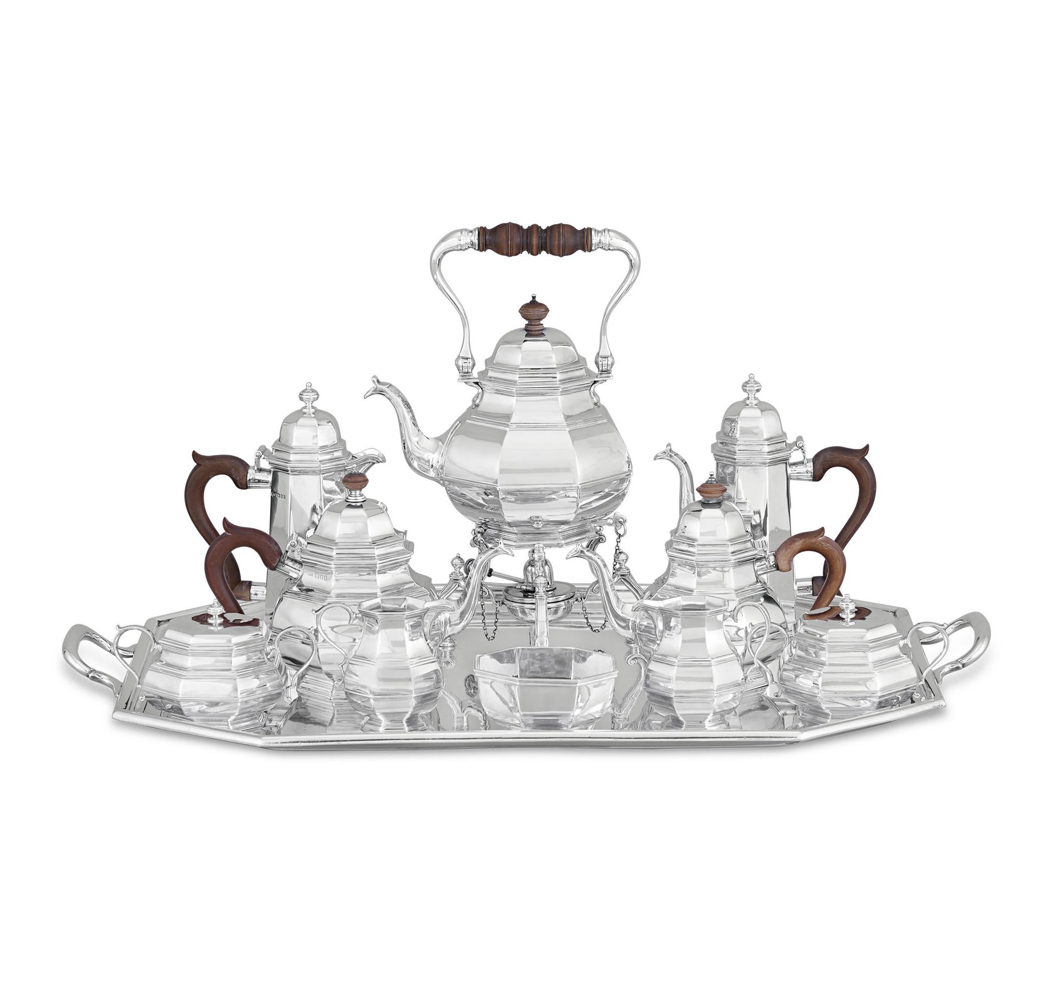 Cet élégant et monumental service à café et à thé Art déco a été réalisé par Crichton of London, l'un des meilleurs orfèvres du début du XXe siècle. Ce service rare est encore en parfait état et comprend un nombre remarquable de 11 pièces pour une