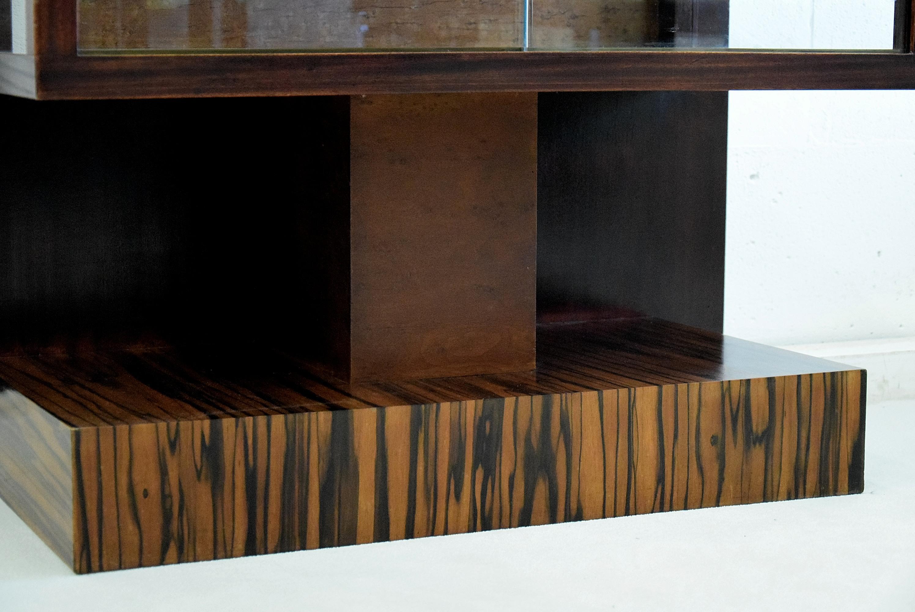 Tea cabinet Art Deco made of stained Jatoba wood. Designed by P.E.L. Izeren (1886-1943) and produced by de Genneper Molen, the Genneper Mill in 1930.

This stunning cabinet has a glass top and two glass sliding doors and is in great