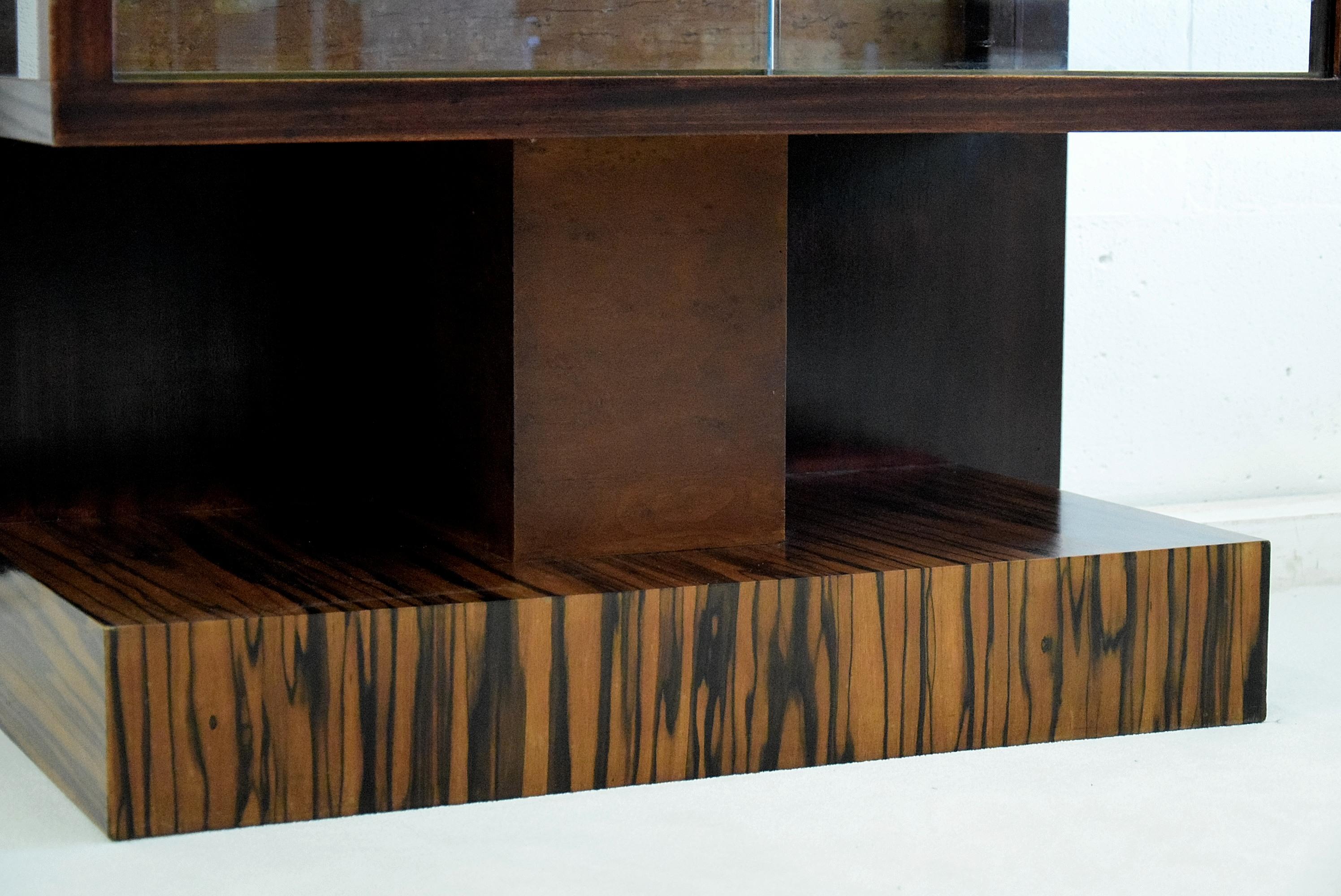 Teeschrank Art Deco aus gebeiztem Jatoba-Holz. Entworfen von P.E.L. Izeren (1886-1943) und hergestellt von de Genneper Molen, der Genneper Mühle im Jahr 1930.

Dieser atemberaubende Schrank hat eine Glasplatte und zwei Glasschiebetüren und ist in