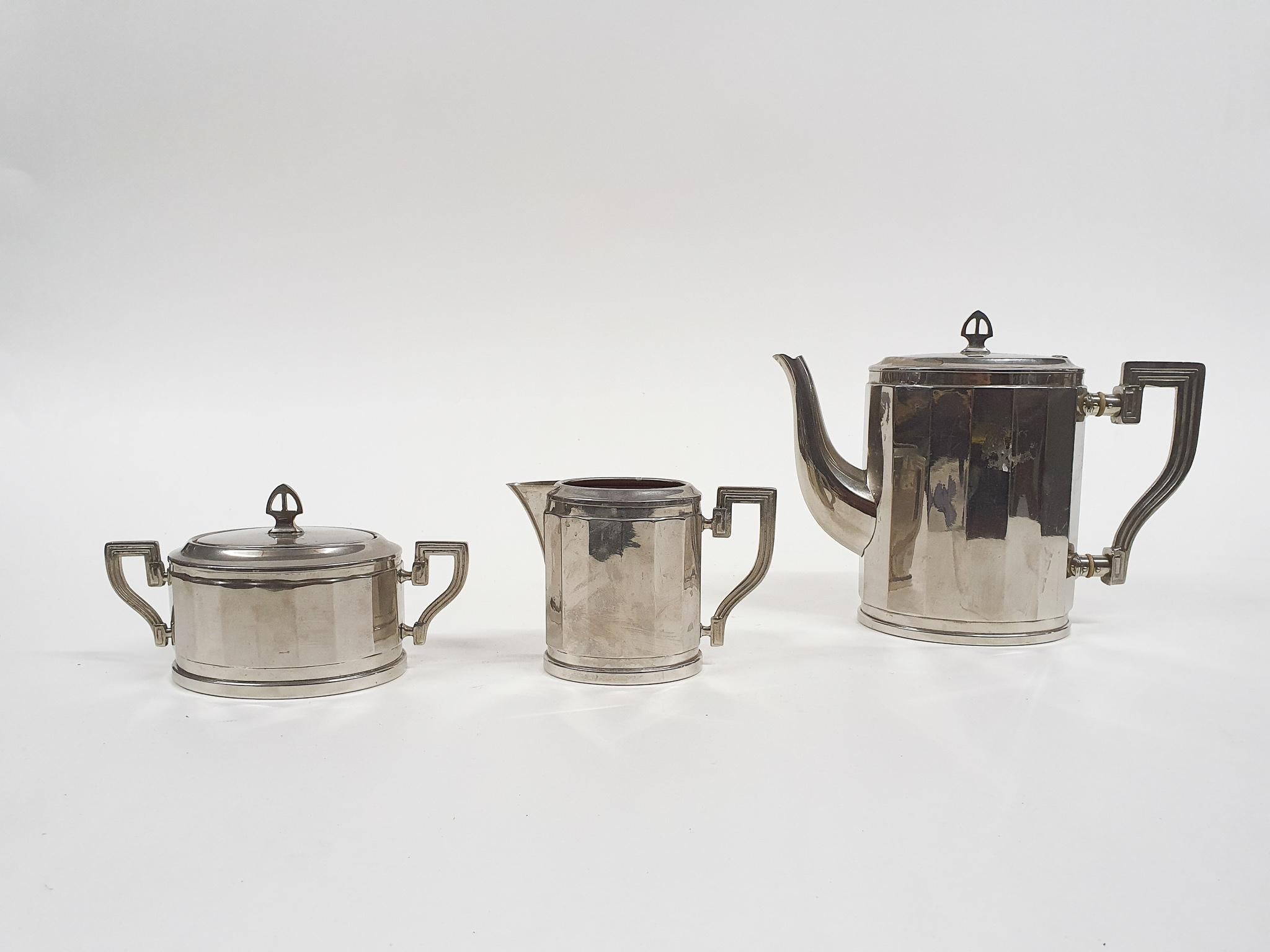 Silver colored tea pot, with milk can and sugar pot.
Teapot: 25 x 9 x 20 cm (LxWxH)
Milk can: 14.5 x 6 x 10cm (LxWxH)
Sugar pot: 20 x 9 x 10cm (LxWxH)