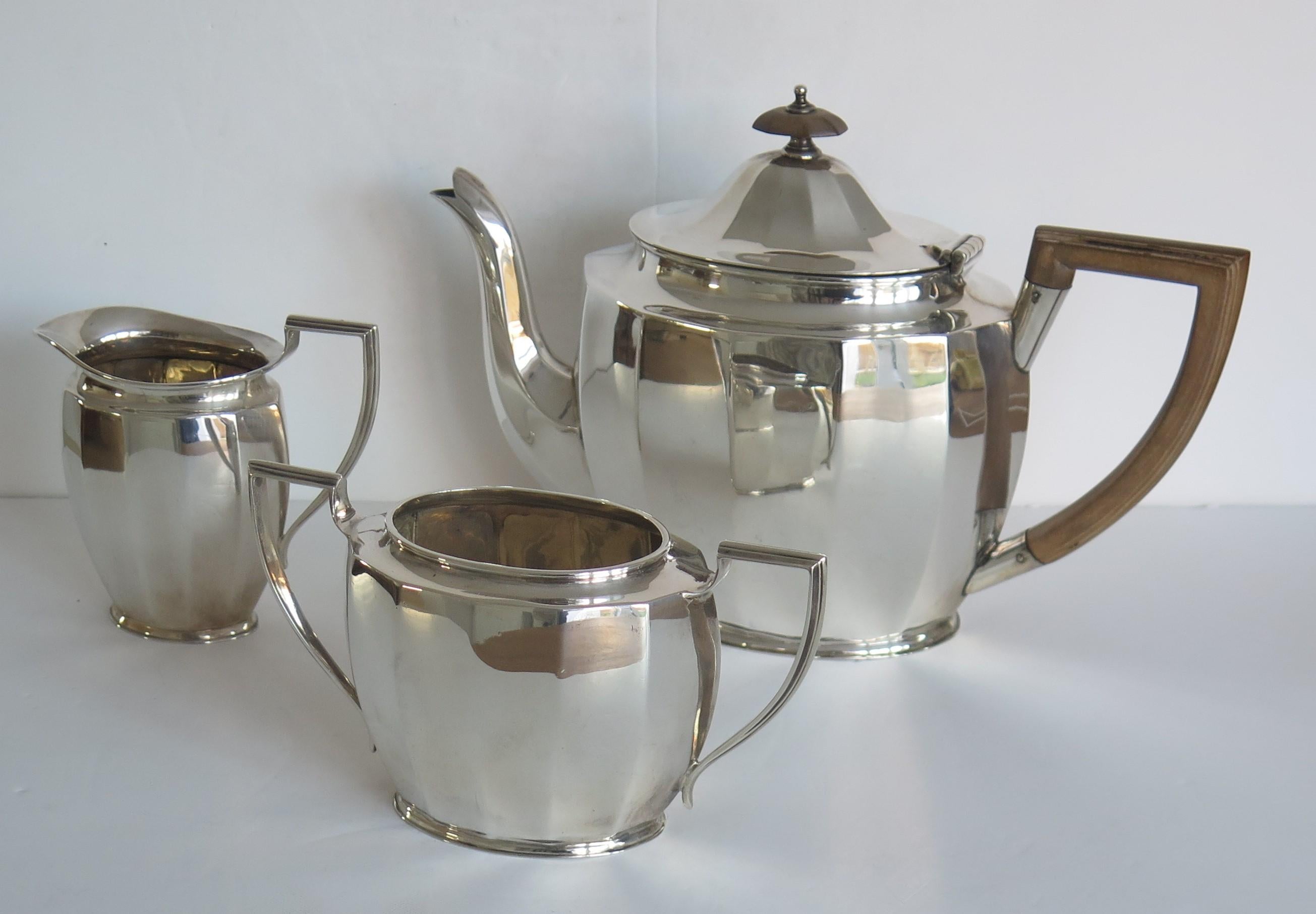 Il s'agit d'une belle qualité en argent sterling, période Art Déco, service à thé 3 pièces composé d'une théière, d'un pot à lait et d'un sucrier, fabriqué par Cooper Brothers & Sons de Sheffield, Angleterre en 1930.

Toutes les pièces ont une
