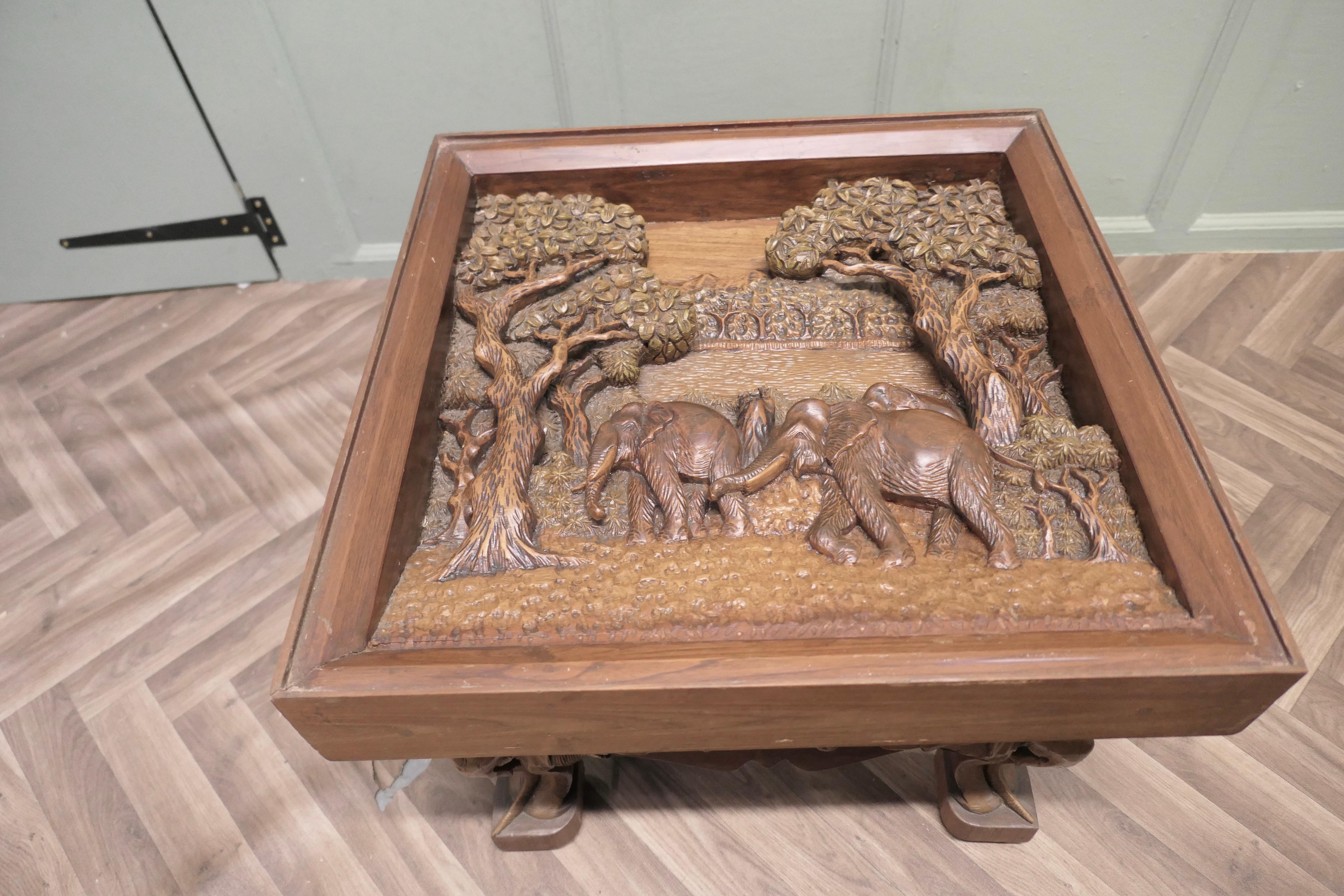 Juego de Mesa de Centro Art Decó de Teca Tallada con Elefantes principios del siglo XX en venta