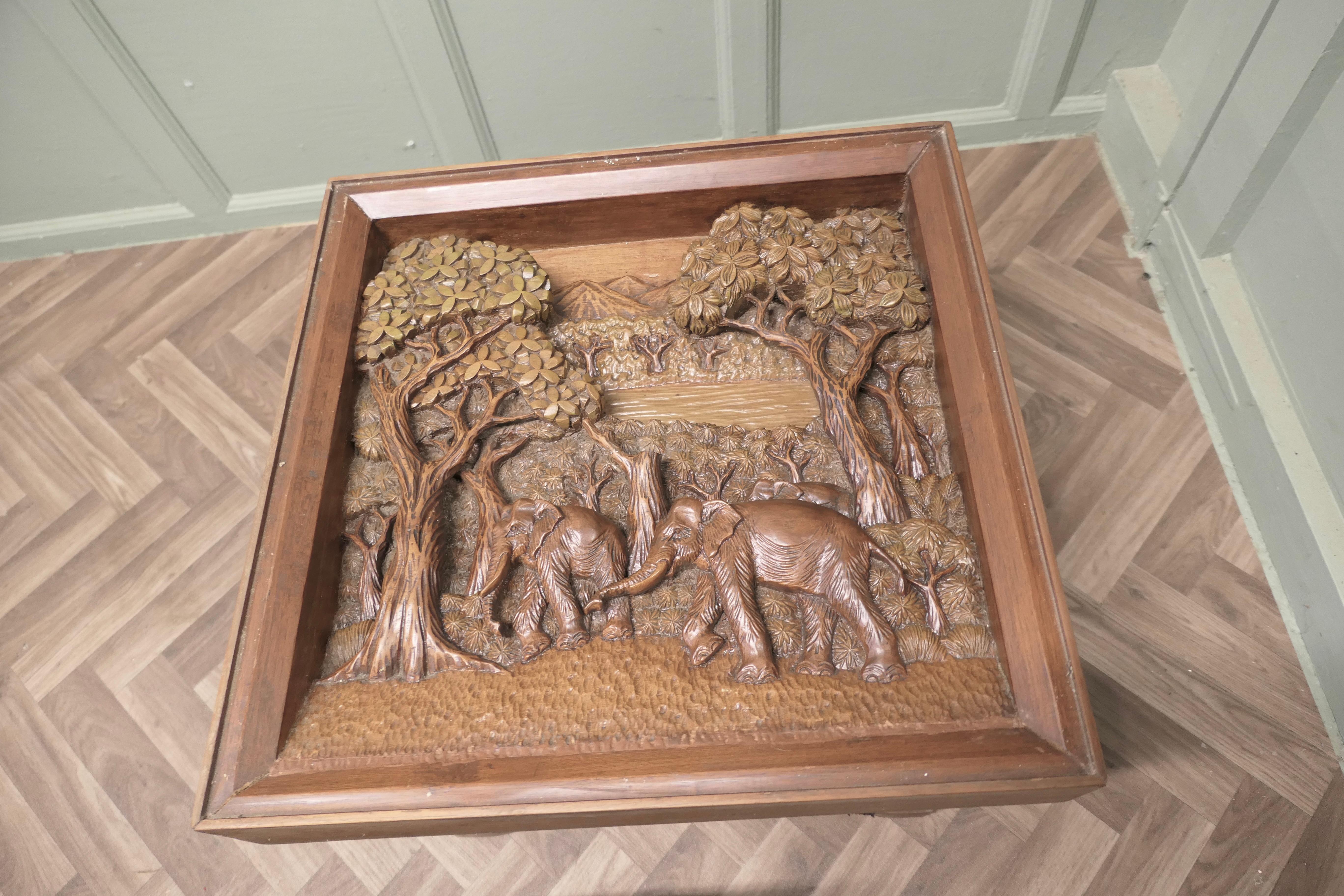 Juego de Mesa de Centro Art Decó de Teca Tallada con Elefantes en venta 1