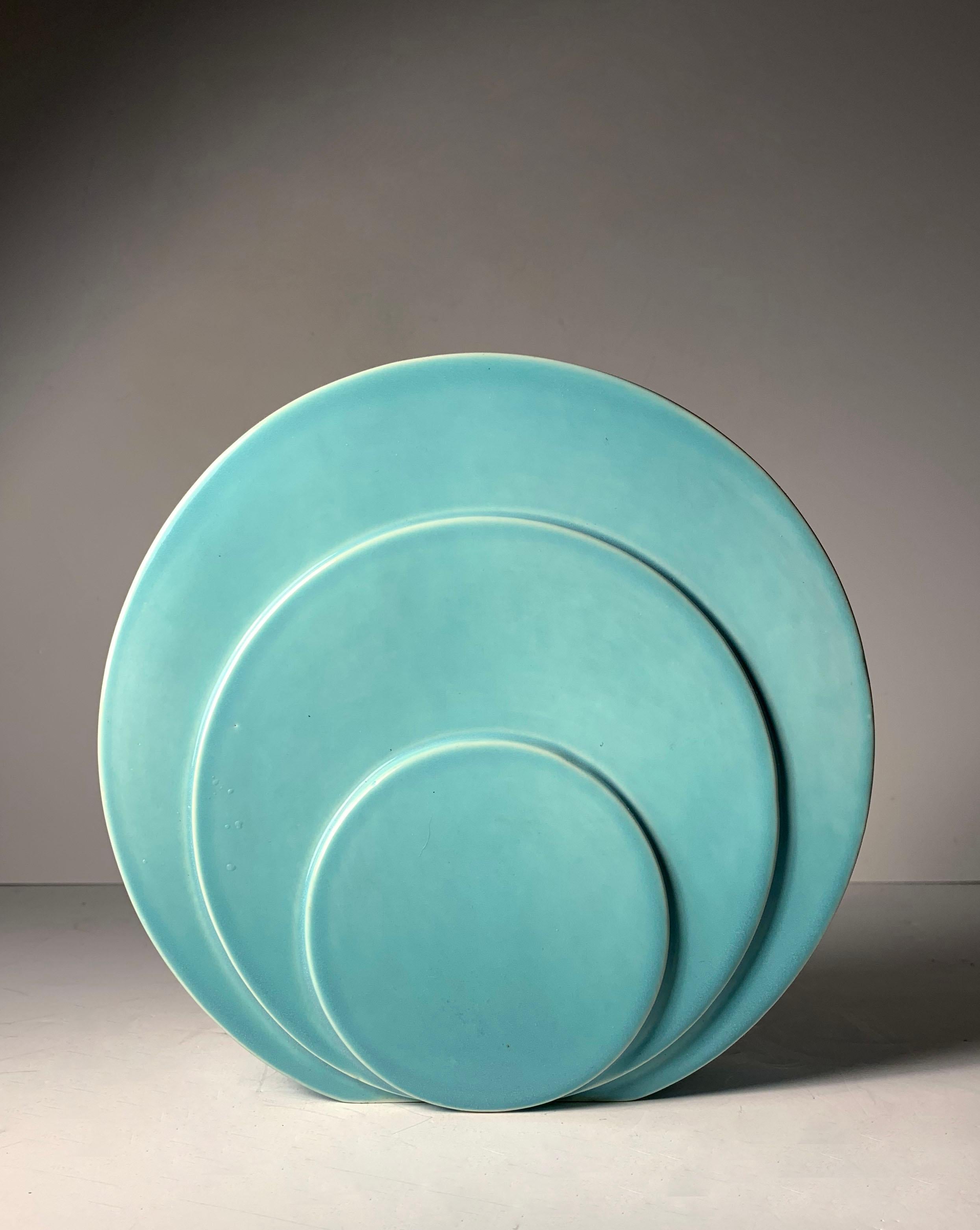 Vintage Art Deco AQUA Turquoise Circlet/Disc/Streamline Moderne vase conçu par G. McStay Jackson pour Trenton Potteries Co, division Trent Art China (TAC), ca. 1935-1942. Estampillé à l'encre bleue sur le fond : The Trenton Potteries Co., Trenton