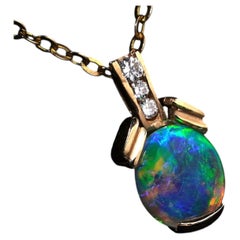 « Temple Art déco » : pendentif en or 18 carats avec opale cristalline semi-noire et diamants, d'origine australienne