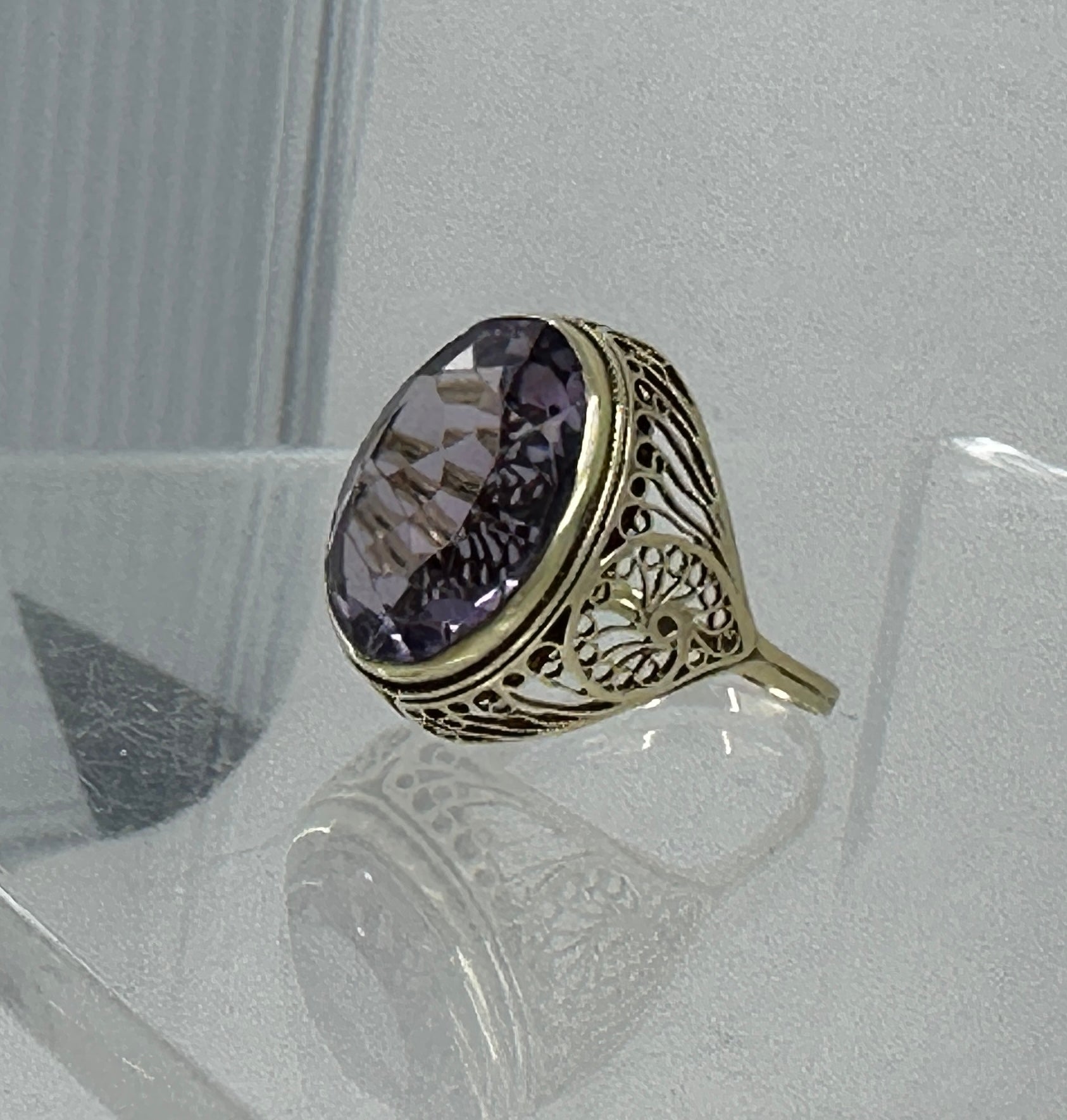Il s'agit d'une extraordinaire bague ancienne en or 14 carats avec une superbe améthyste ovale à facettes en rose de France d'environ 10,7 carats dans une magnifique monture filigrane à motif floral en or 14 carats.  L'améthyste monumentale mesure