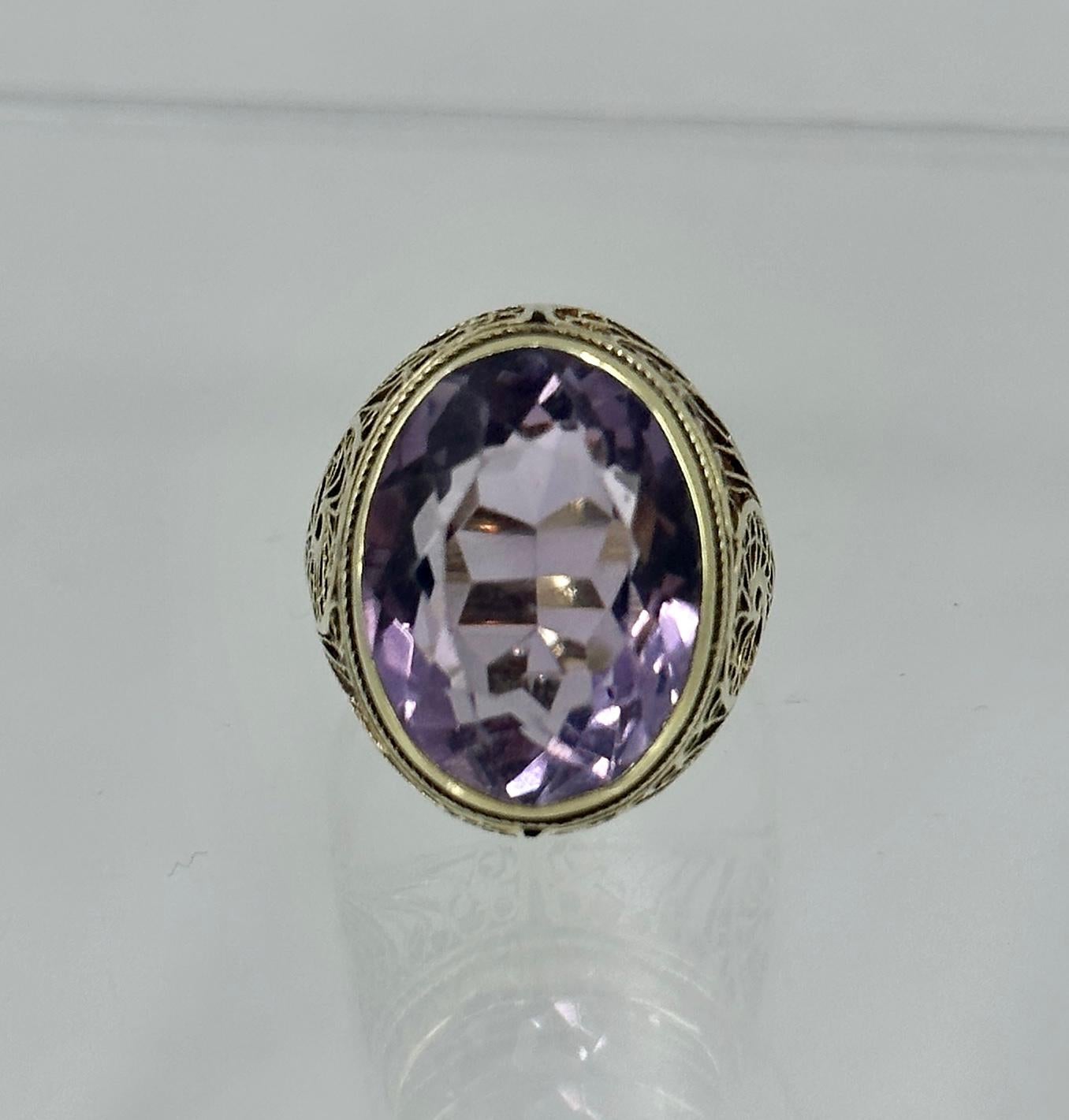 Taille ovale Art Deco Ten Carat Rose De France Amethyst Ring 14 Karat Gold Antique Filigree en vente