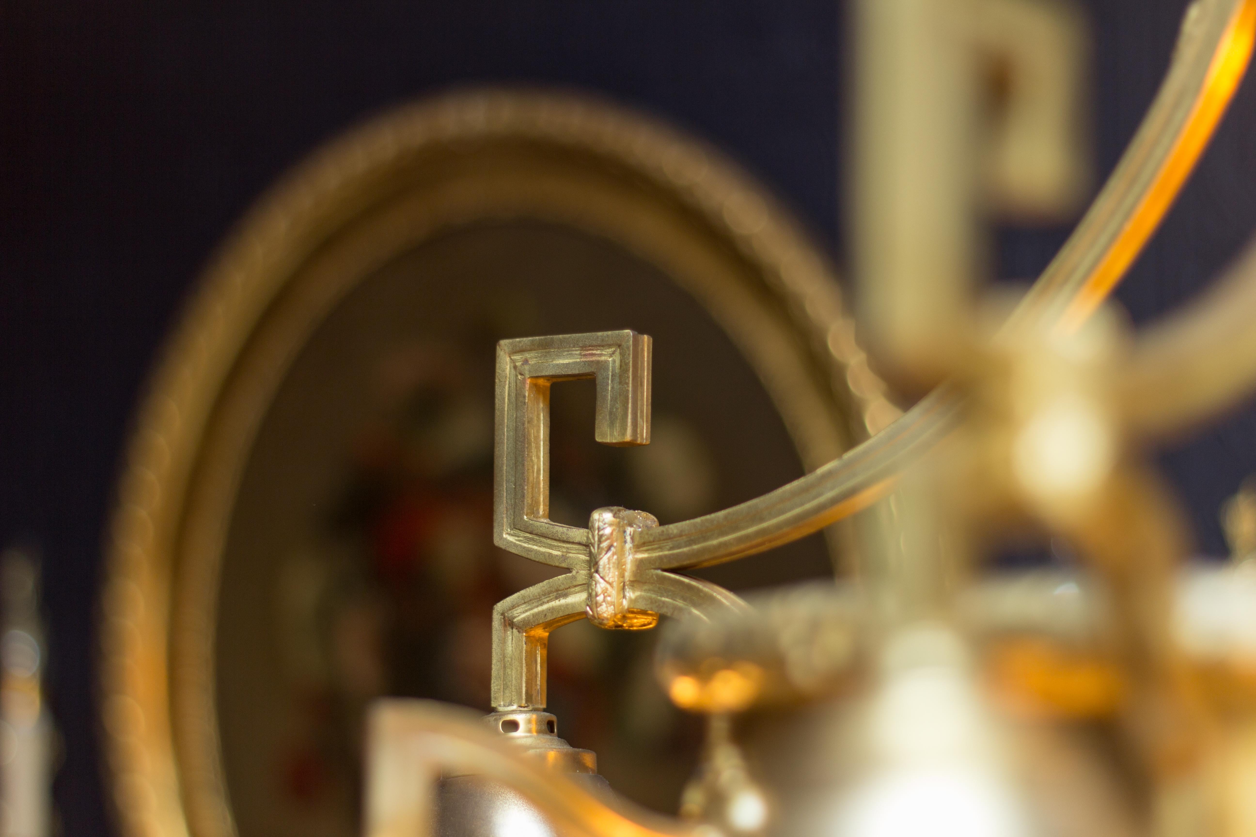 Art Deco Ten-Light Brass and Frosted Cut Glass Chandelier im Zustand „Gut“ in Barntrup, DE