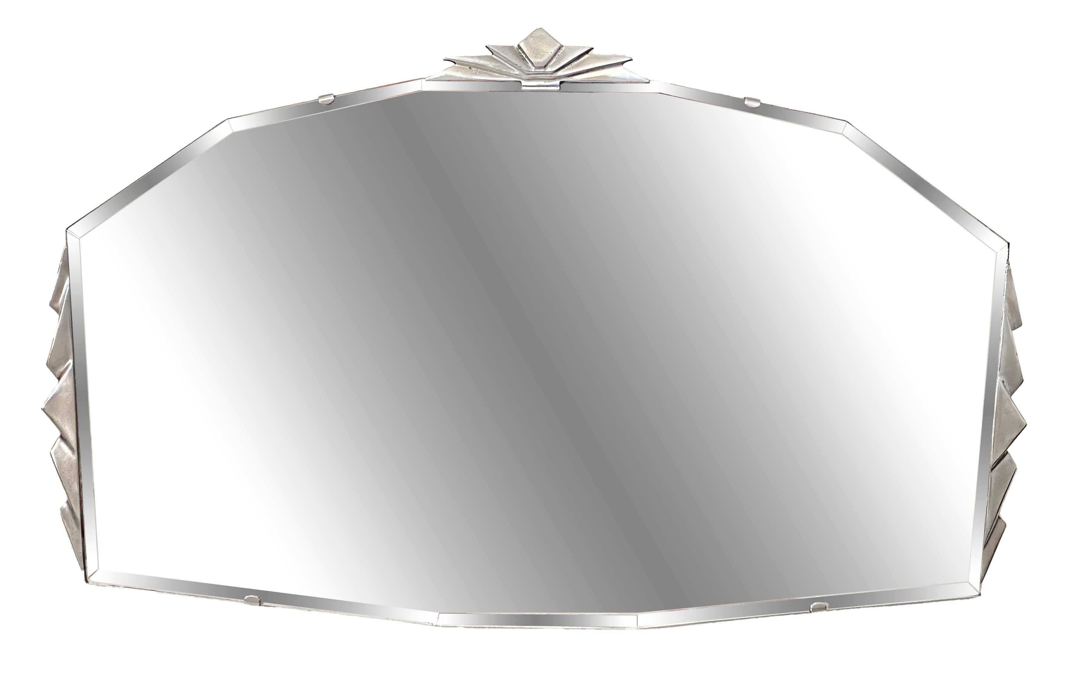 Un raffinato specchio da parete inglese decagonale o rettangolare a dieci lati (o paesaggio) dell'epoca Deco, caratterizzato da un design geometrico e da un vetro a specchio smussato lungo la circonferenza.

Dimensioni: H. 15 3/8 pollici x L. 25