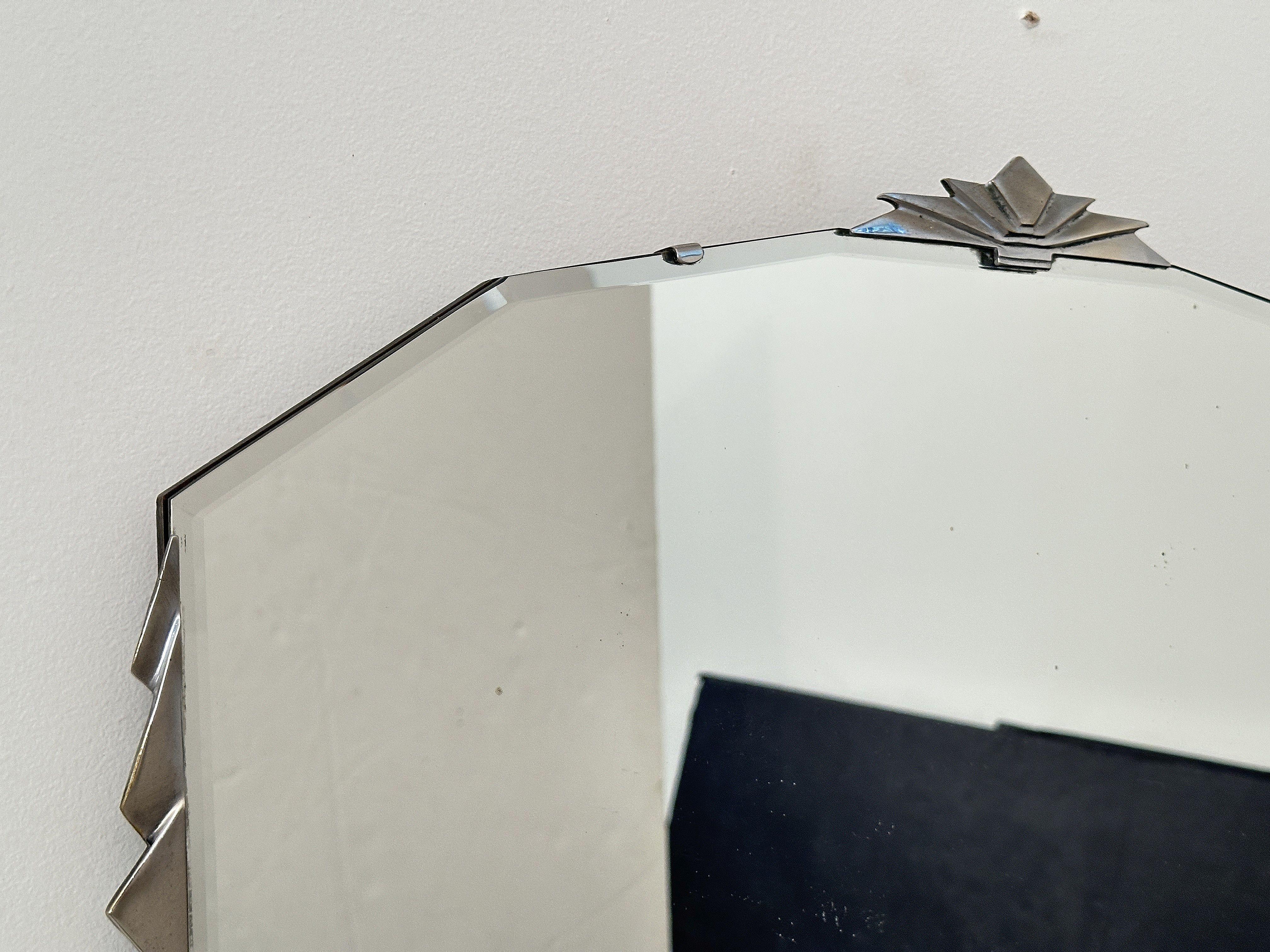 Specchio da parete Art Deco a dieci facce dall'Inghilterra (H. 15 3/8 x L. 25) In condizioni buone in vendita a Austin, TX