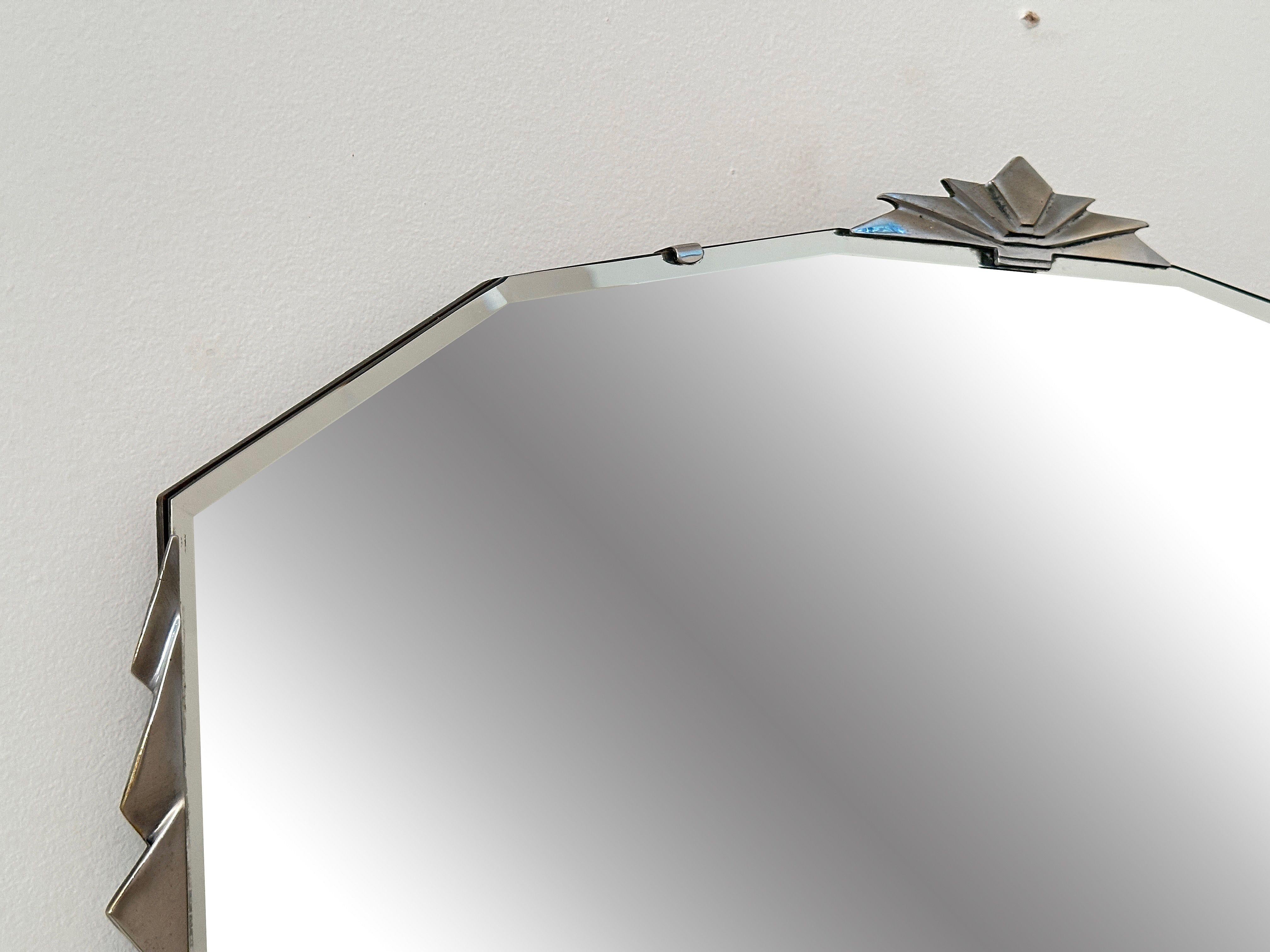Specchio da parete Art Deco a dieci facce dall'Inghilterra (H. 15 3/8 x L. 25) in vendita 1