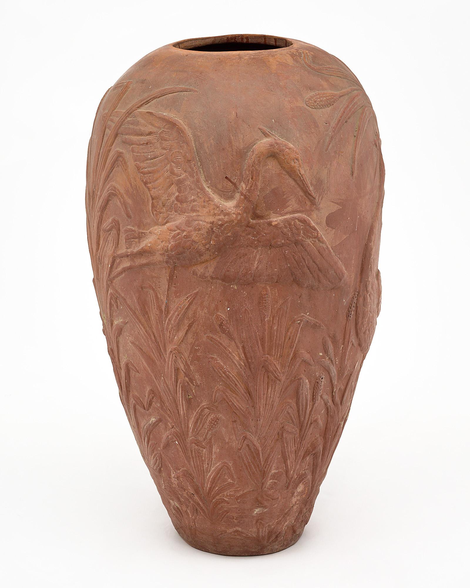 Milieu du XXe siècle Vase Art déco en terre cuite à la manière de Jean Dunand en vente