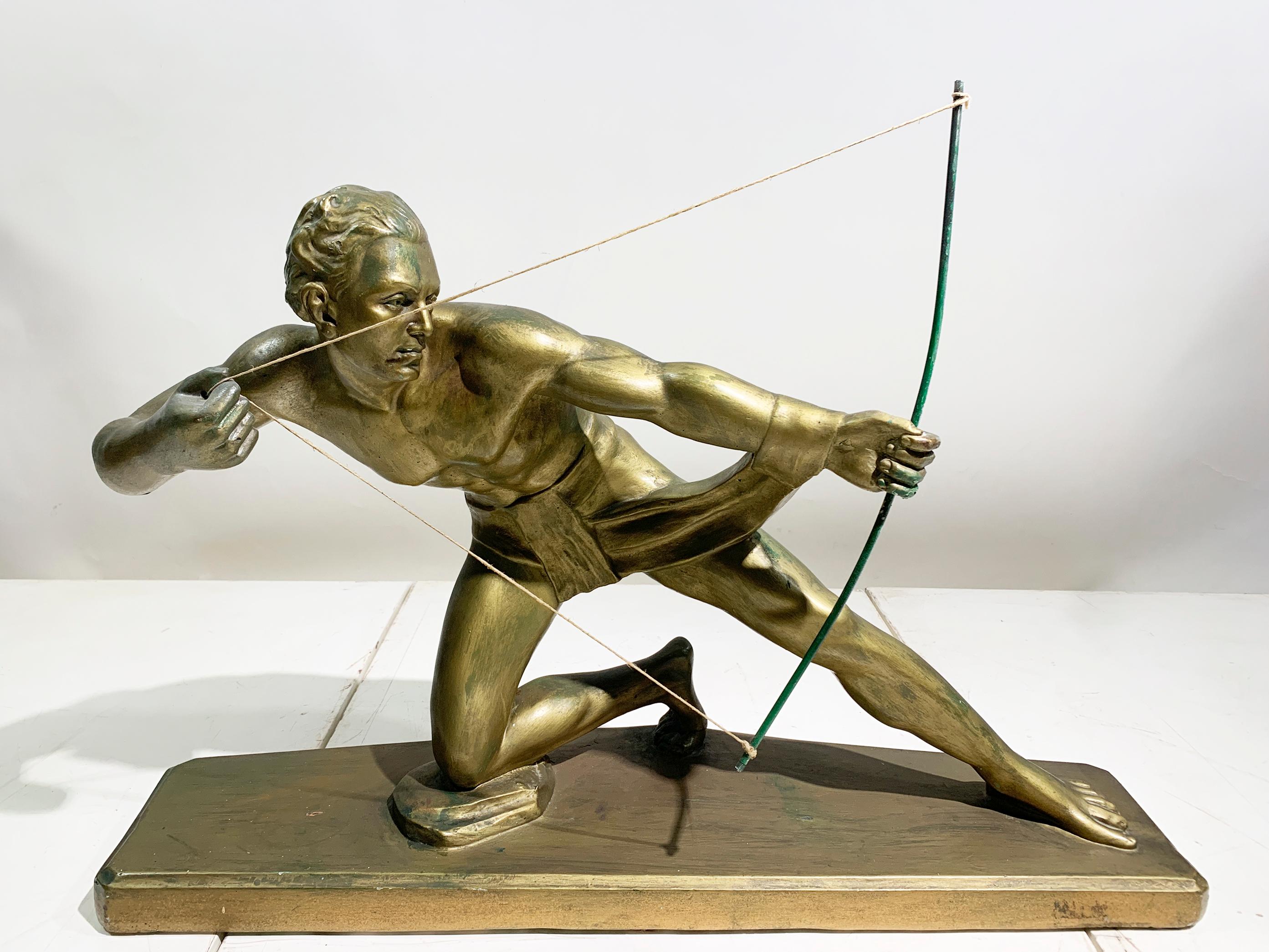 Questa magnifica e dinamica scultura Art Deco cattura una figura maschile atletica, l'Apexer, all'apice del suo tiro, incarnando la forza e il movimento idealizzato celebrato dall'epoca. Realizzato in terracotta nel 1930 circa in Francia, il pezzo