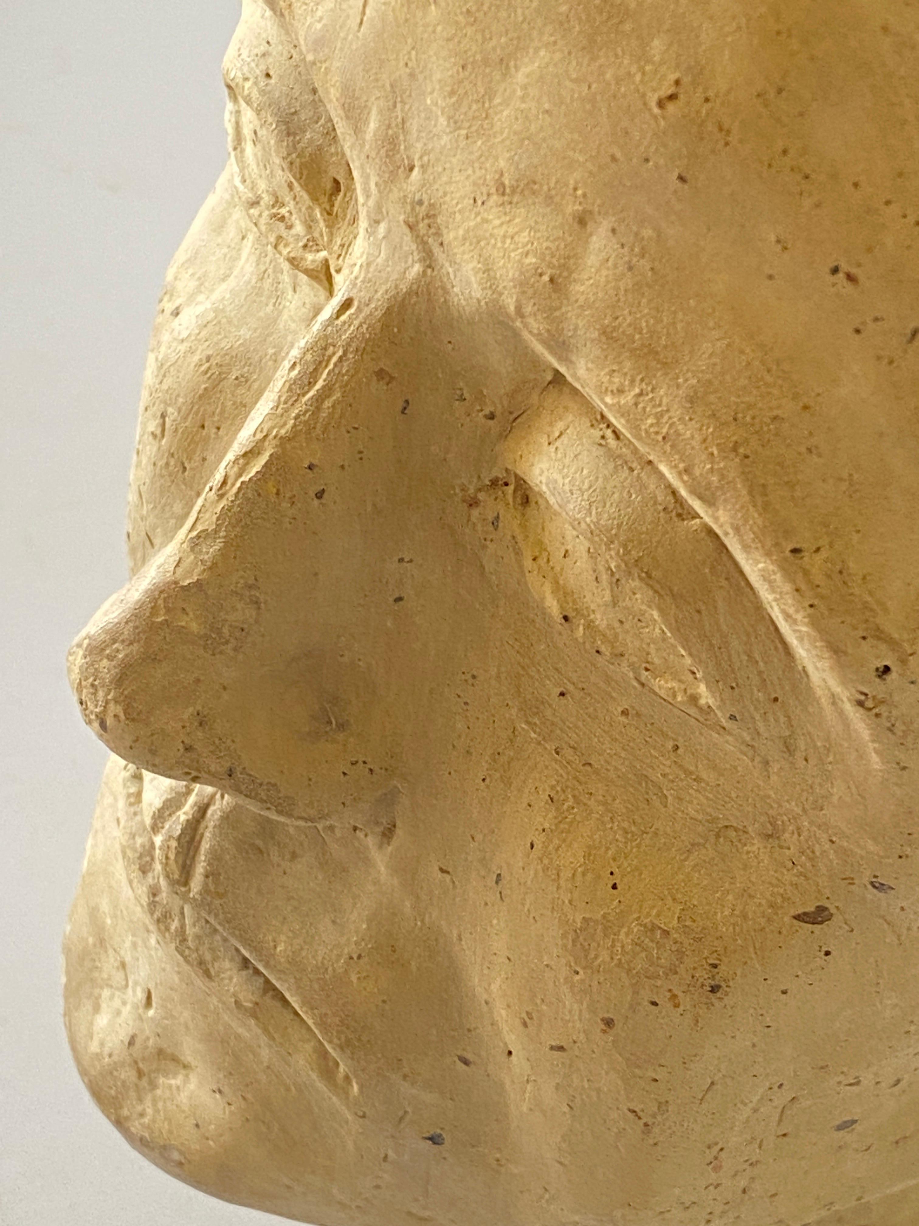 Français Sculpture Art déco en terre cuite, tête d'homme, couleur blanche, France, 1940 en vente