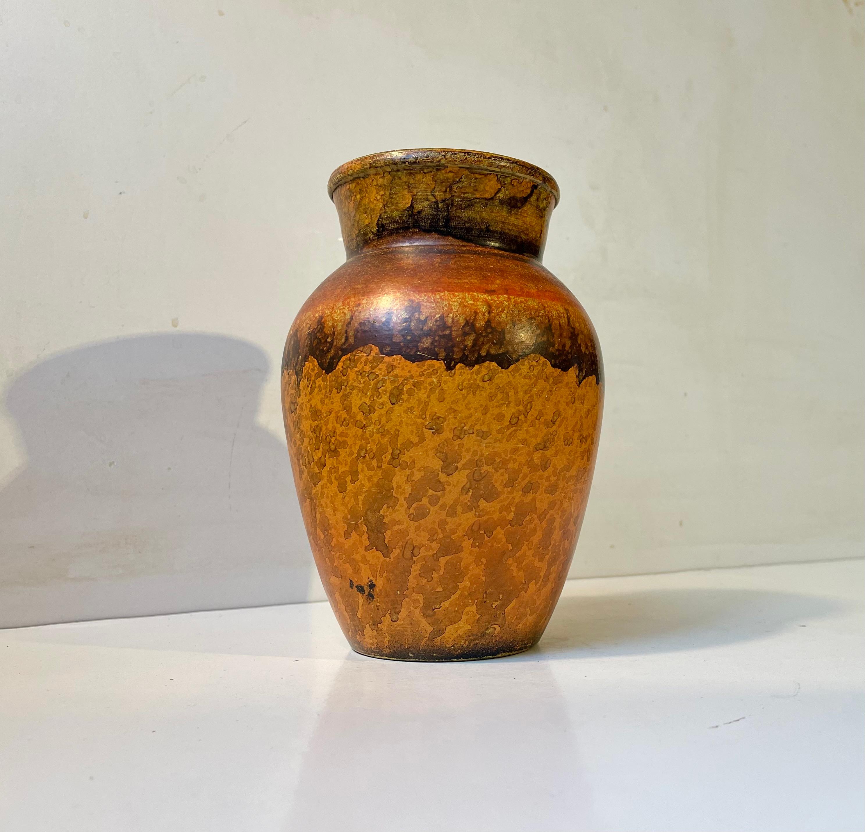 Insolito vaso dipinto a mano con sfumature arancioni, gialle e marroni che imitano il fuoco. Progettata e prodotta da Knabstrup, in Danimarca, negli anni '20. L'aspetto è simile a quello dei disegni di Hammershoi per Kähler.   

Misure: H. H. 20 cm,