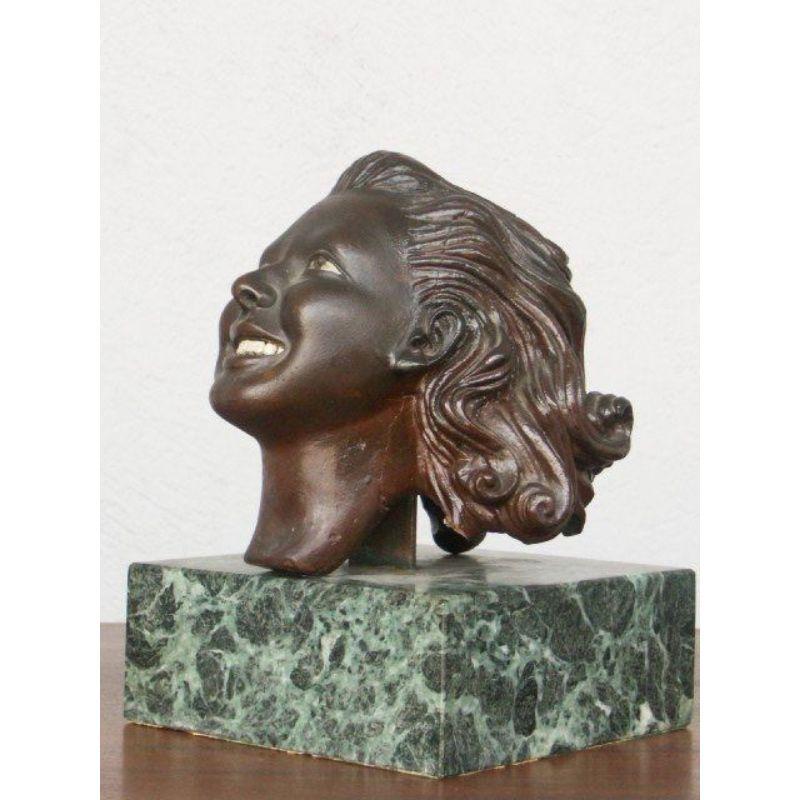 Superb ART DECO sculpture representing a woman's head on a green marble base. Head 22 cm high base size 20 x 20 x 9 cm H.

Additional information:
Material: Acajou, Marbre & onyx, Plâtre patiné.