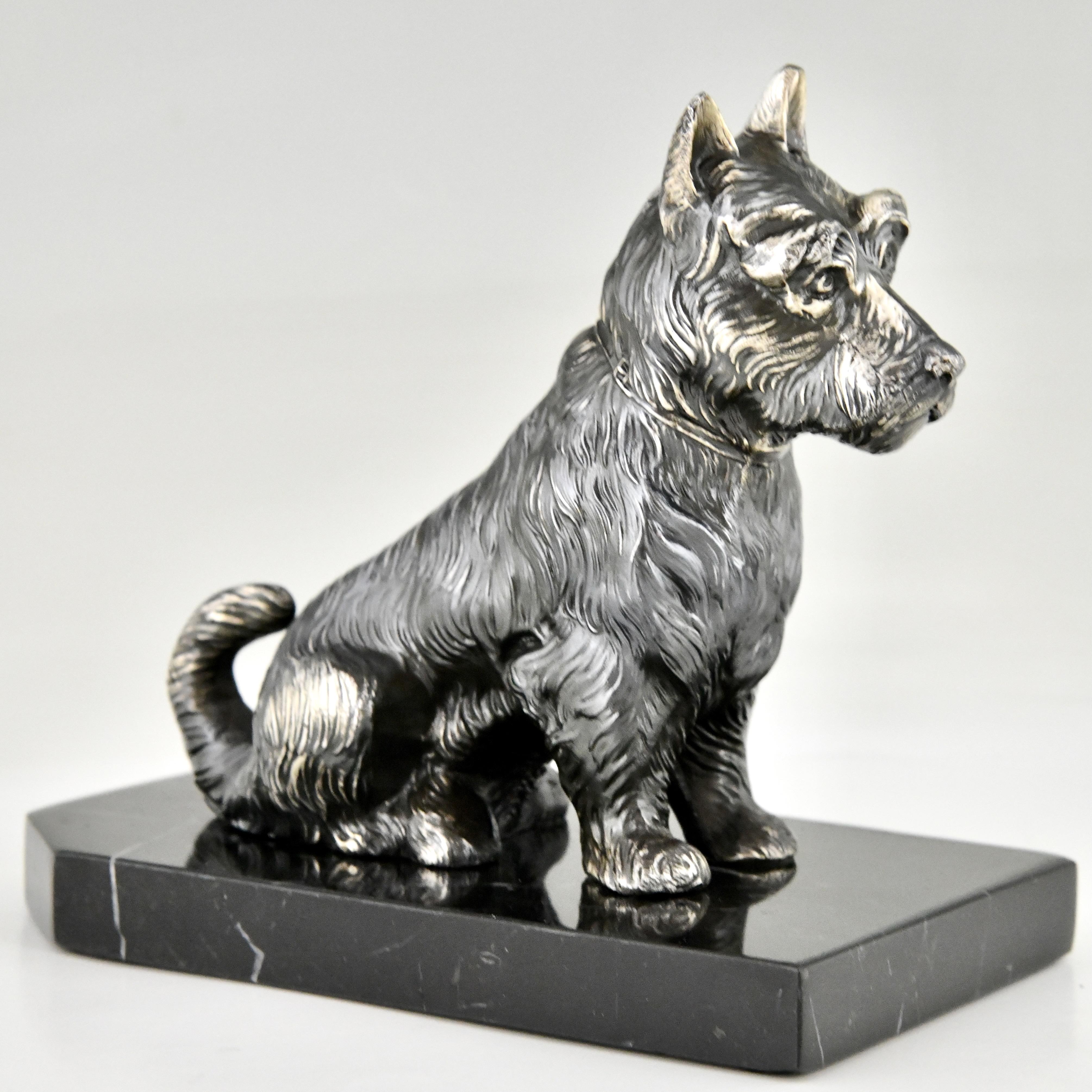 Art Deco terrier dog bookends by Hippolyte Moreau, France 1930.  In Good Condition For Sale In Antwerp, BE