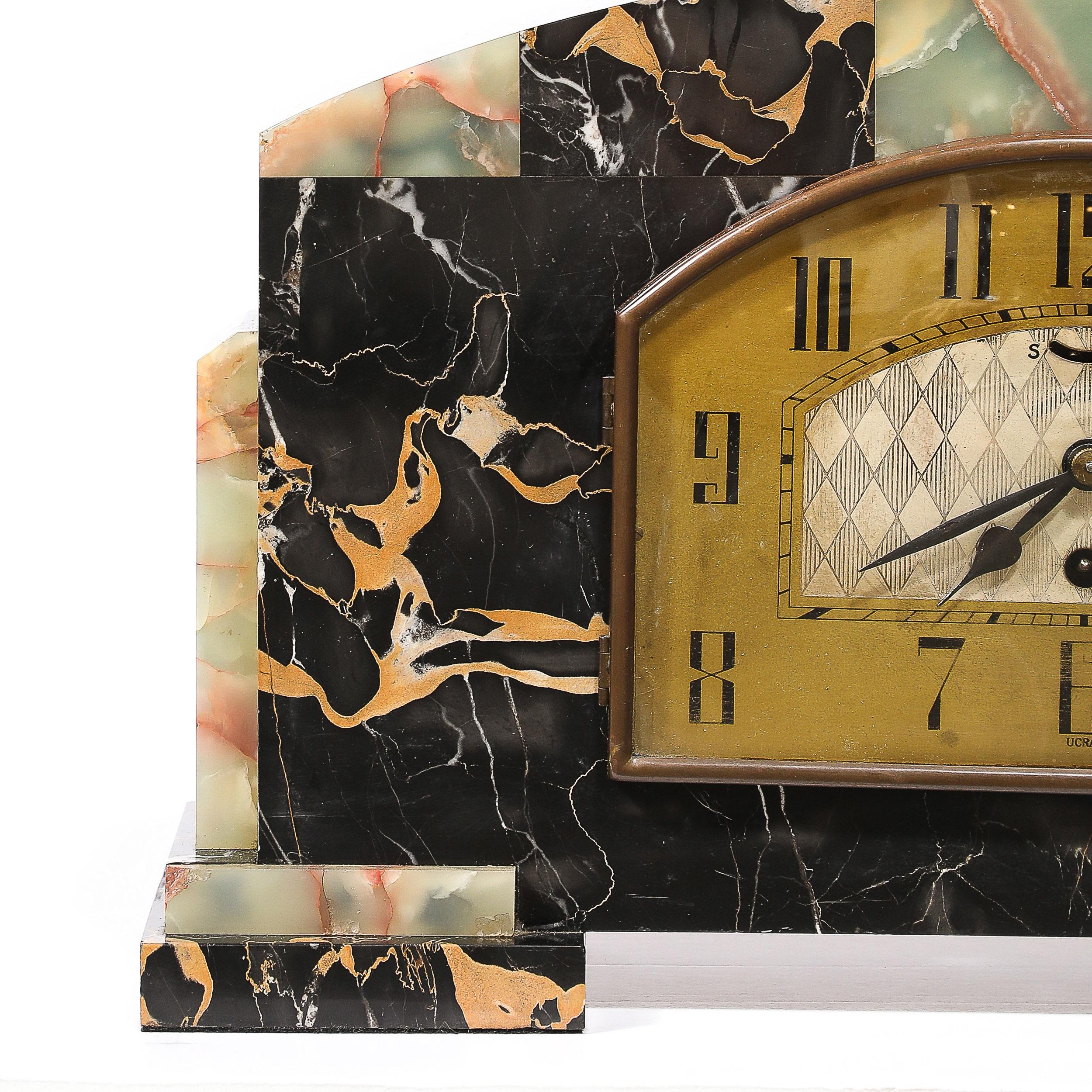 Français Marbre tessellé Art Déco, onyx  & Pendule de cheminée en laiton signée Ucra