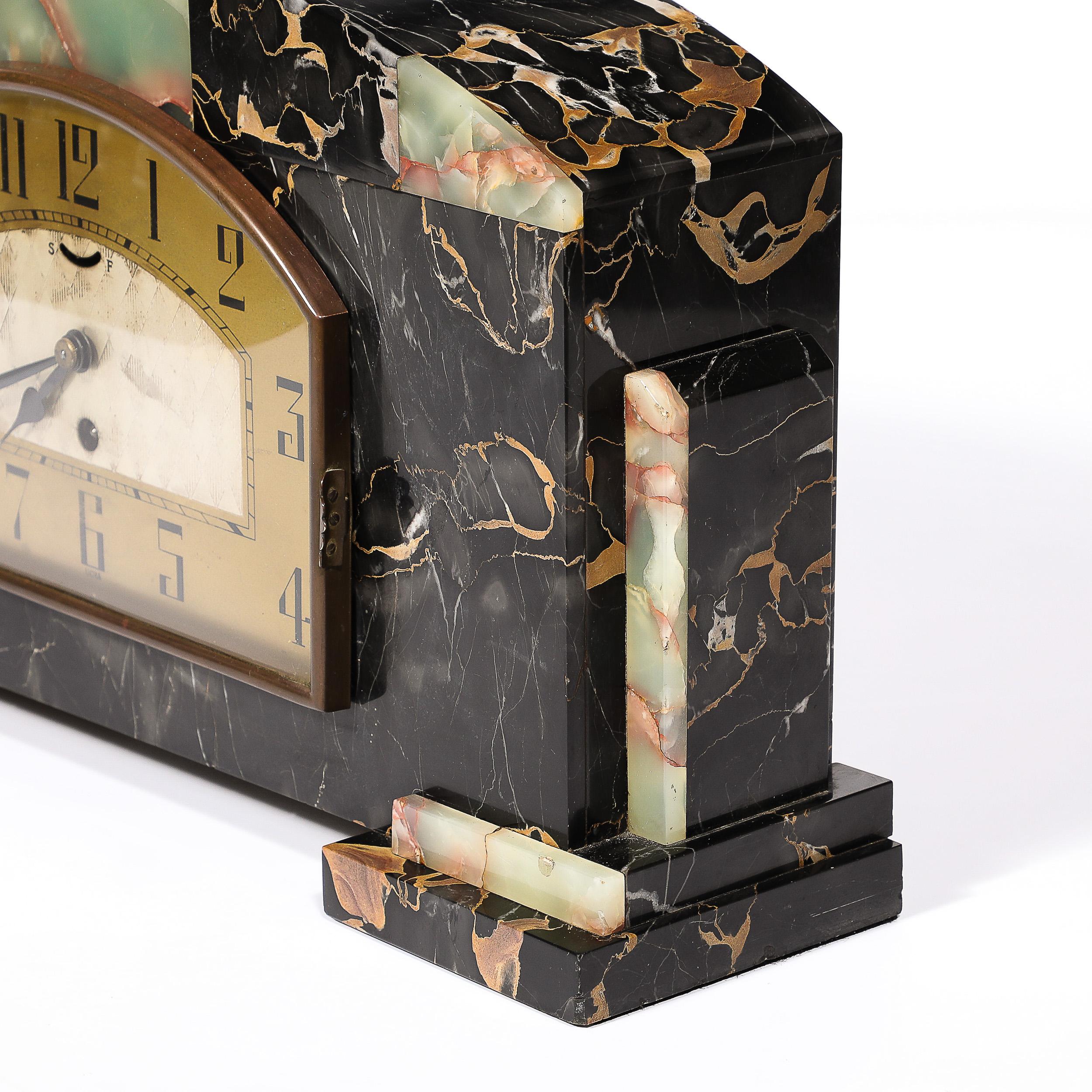 Milieu du XXe siècle Marbre tessellé Art Déco, onyx  & Pendule de cheminée en laiton signée Ucra