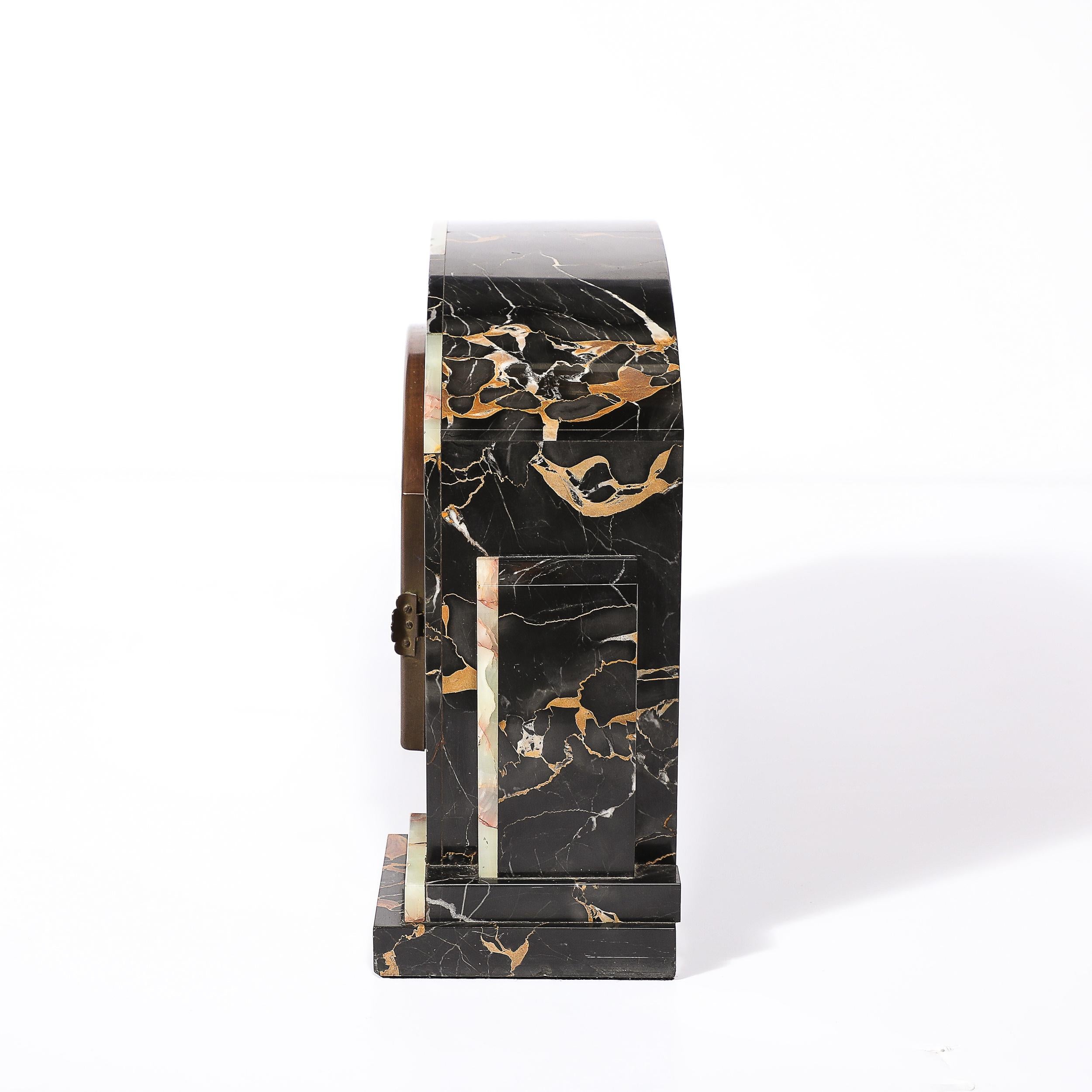 Laiton Marbre tessellé Art Déco, onyx  & Pendule de cheminée en laiton signée Ucra