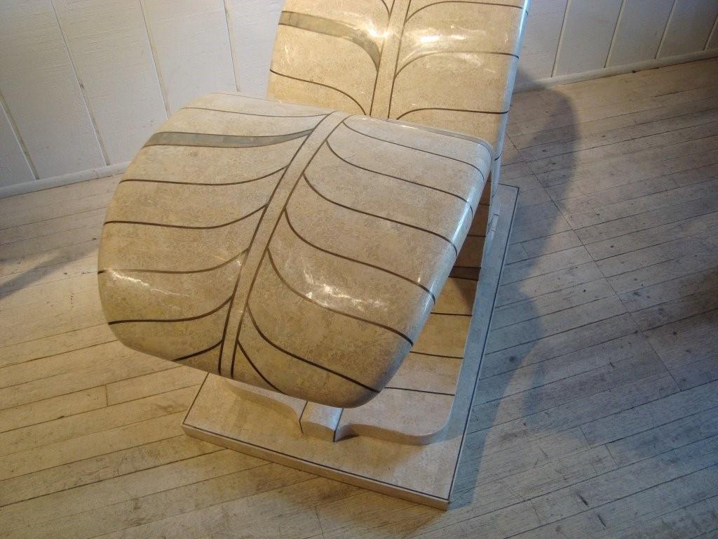 Superbe table d'entrée ou console en pierre tessellée Art Déco des années 1980, à la manière de Karl Springer. La table est sculptée sous la forme de deux grandes feuilles de palmier enroulées et jointes au milieu, reposant sur une base