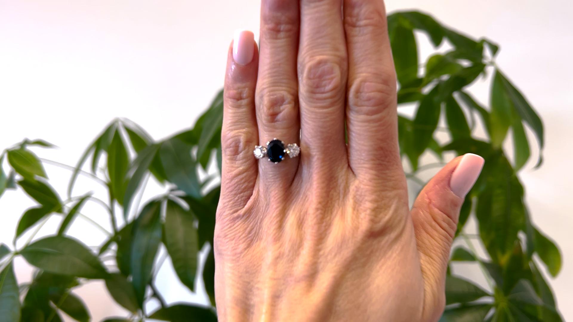 Ein Art Deco Thai Saphir und Diamant 18k Weißgold Drei Stein Ring. Mit einem ovalen, gemischt geschliffenen GIA-Saphir mit einem Gewicht von ca. 1,70 Karat, begleitet von der GIA-Nummer 6234117036, die besagt, dass der Saphir aus Thailand stammt.