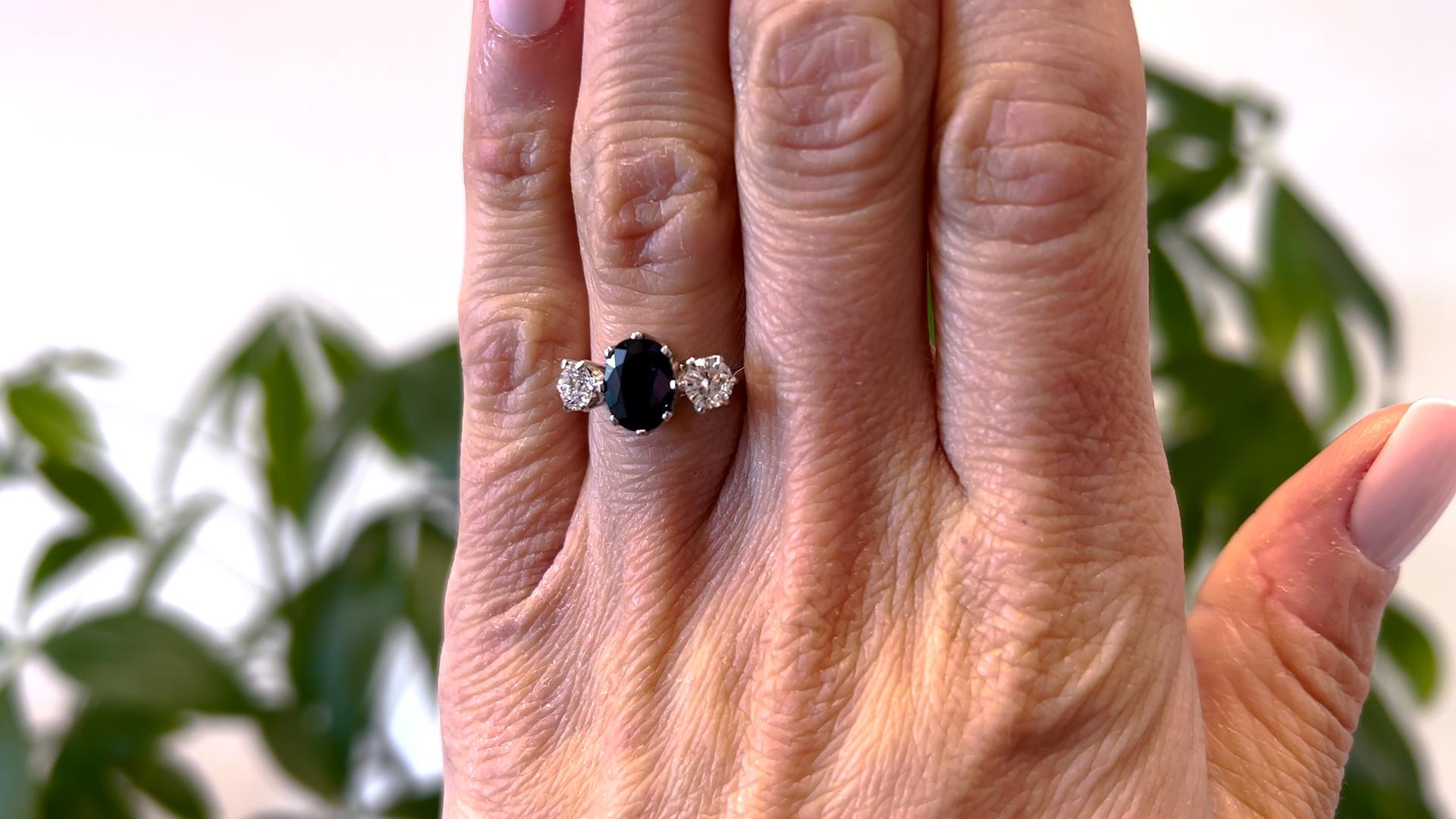 Art Deco Thai Saphir und Diamant 18k Weißgold Ring mit drei Steinen, Art déco (Gemischter Schliff)