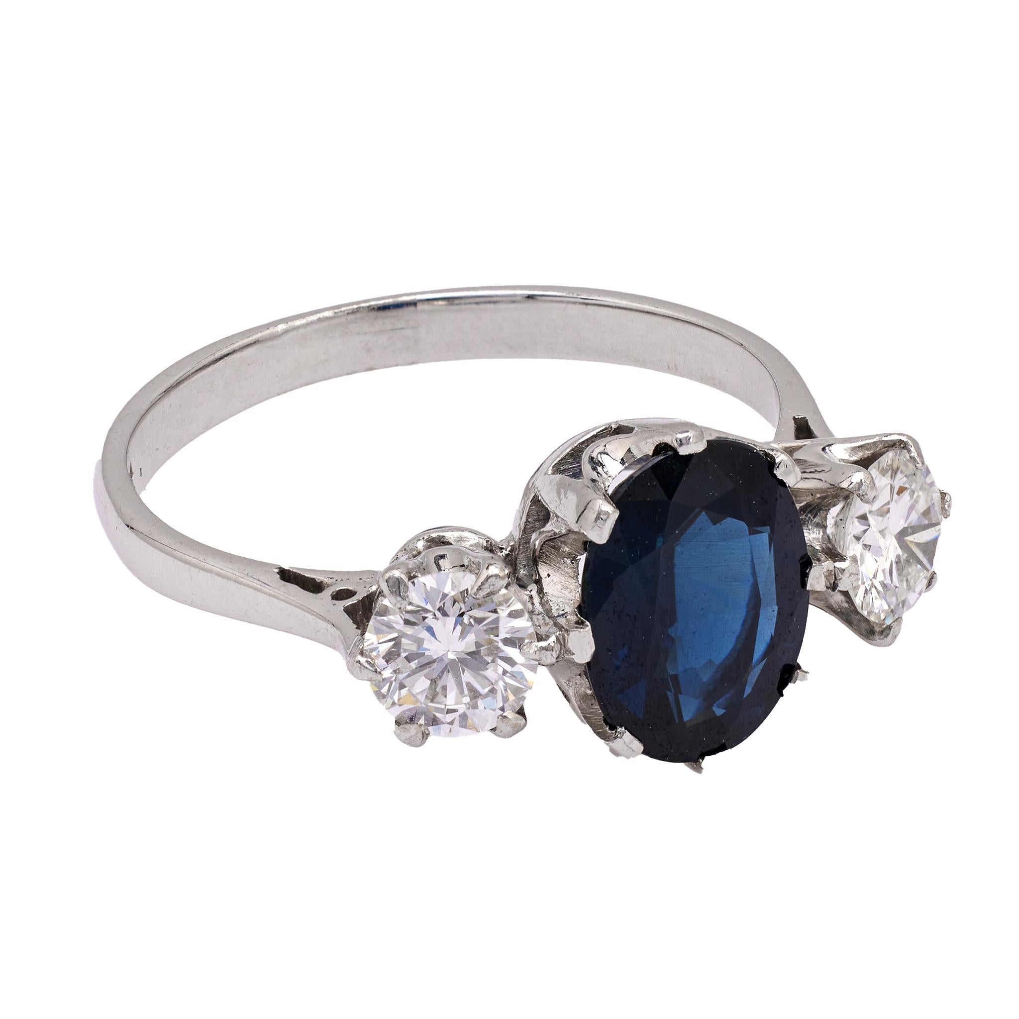 Art Deco Thai Saphir und Diamant 18k Weißgold Ring mit drei Steinen, Art déco für Damen oder Herren