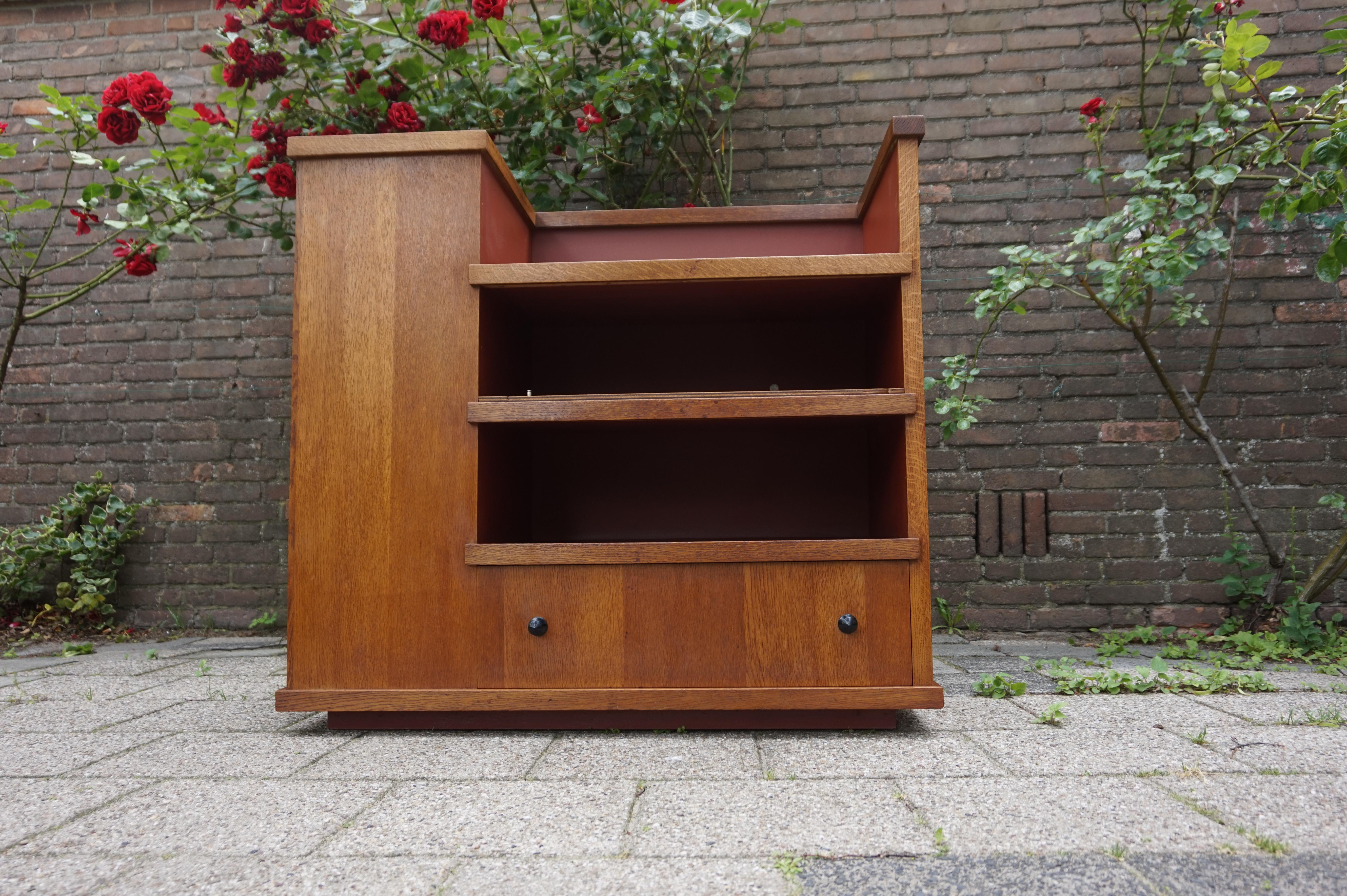 Very stylish Dutch Art Deco design cabinet for all kinds of purposes.

This stunning Dutch cabinet from the 1920s is in very good condition. The rectangular and assymetrical design is an absolute joy to look at and the green and terracotta red