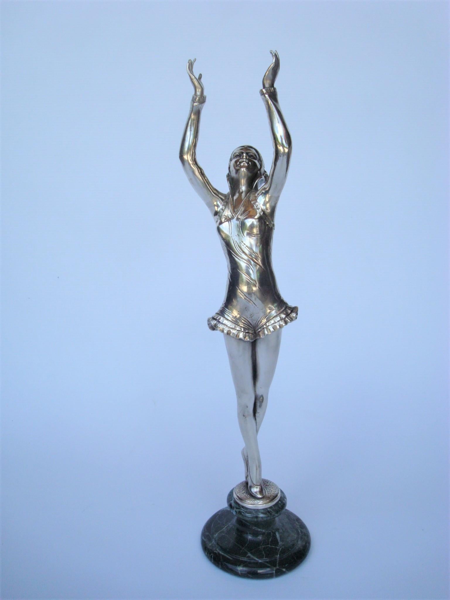 Figure de danse théâtrale Art déco de Josef Lorenzl. Autriche années 1920
Figurine autrichienne en métal argenté représentant une danseuse de théâtre, posée sur une base en marbre.
 