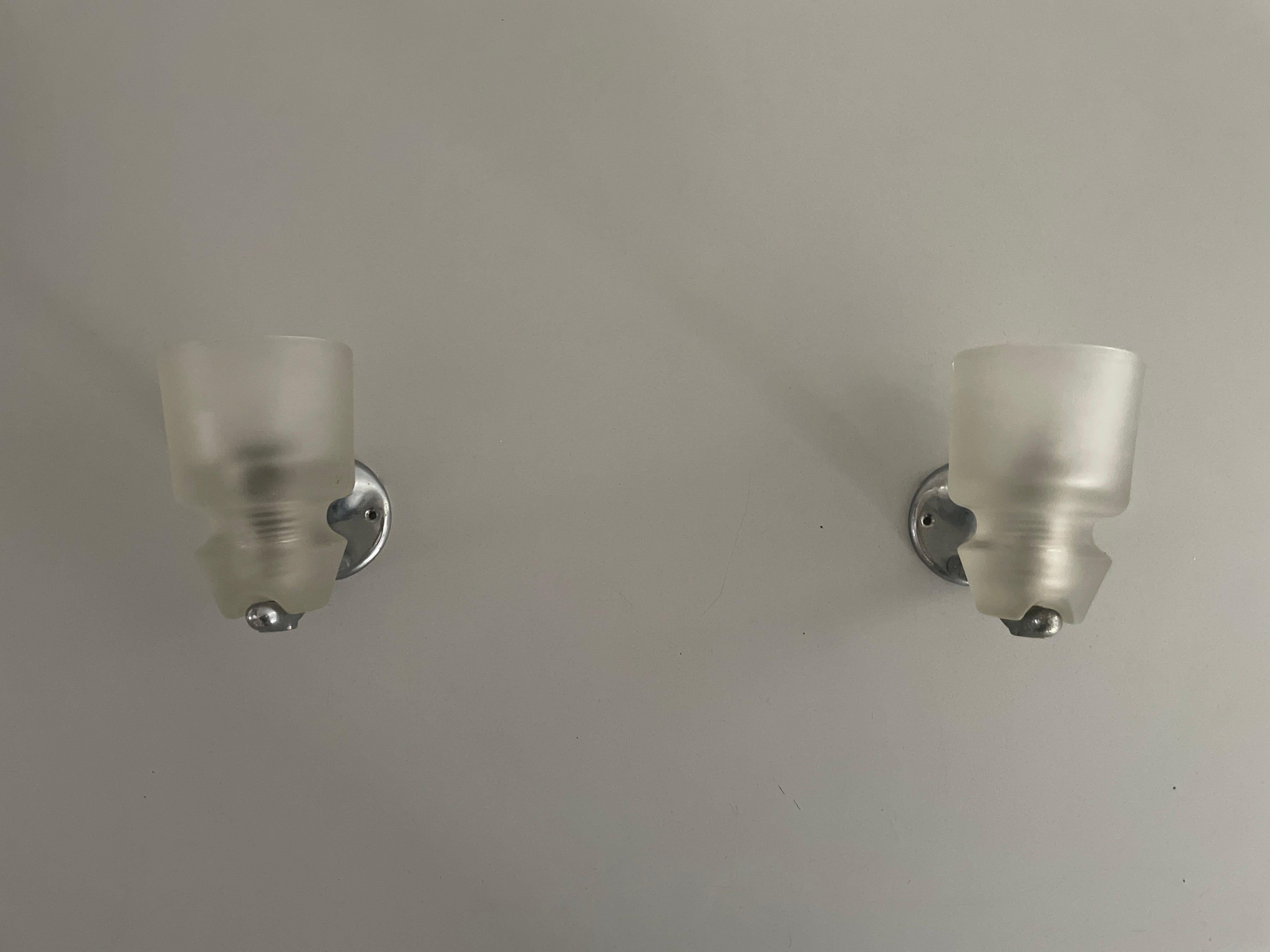 Coppia di appliques in vetro spesso Art Déco, anni '50, Italia

Il paralume è in ottime condizioni vintage.

Questa lampada funziona con lampadine E14. 
Cablato e adatto all'uso con 220V e 110V per tutti i paesi.

Misure:
Altezza: 14 cm
Larghezza: 9