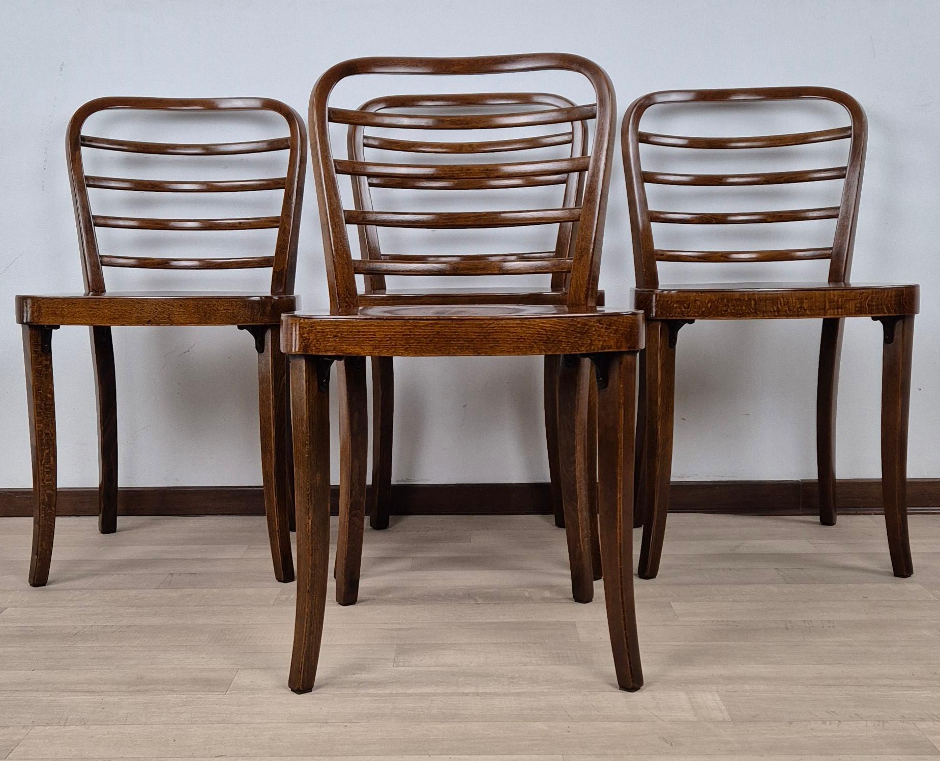 Originale e raro set di sedie Art Dèco Thonet integralmente originali.
Jede Gambe ist mit einer Metallverstärkung (Original Thonet) versehen, die es dem Fuß erlaubt, nicht nur leicht, sondern auch robust gegen jede Art von Belastung zu sein.
Nessuna