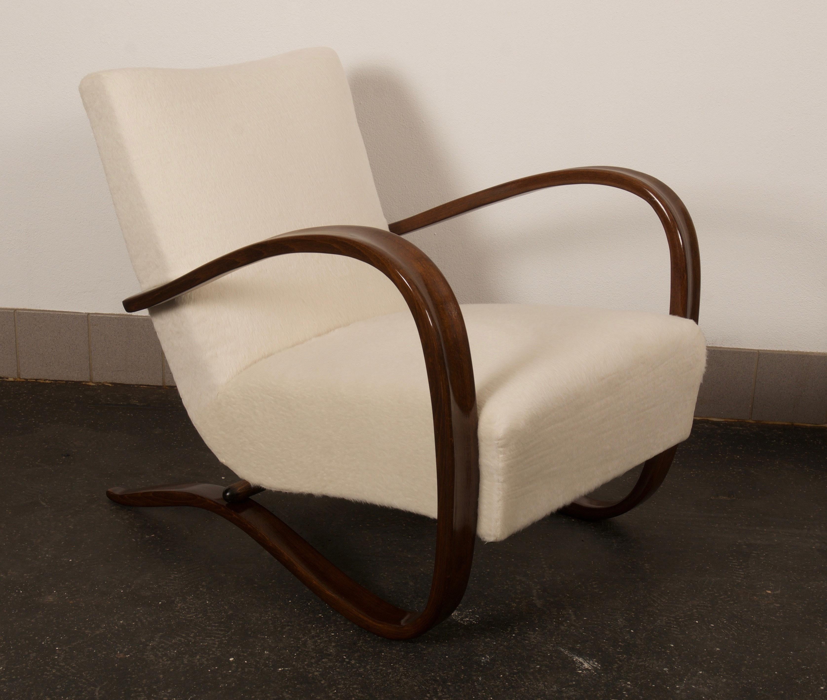 Beech bentwood armchair by Thonet from the 1930s.
Excellent restored with seat springs.
On request several available
Delivery time about 4-5 weeks.
Price per chair.