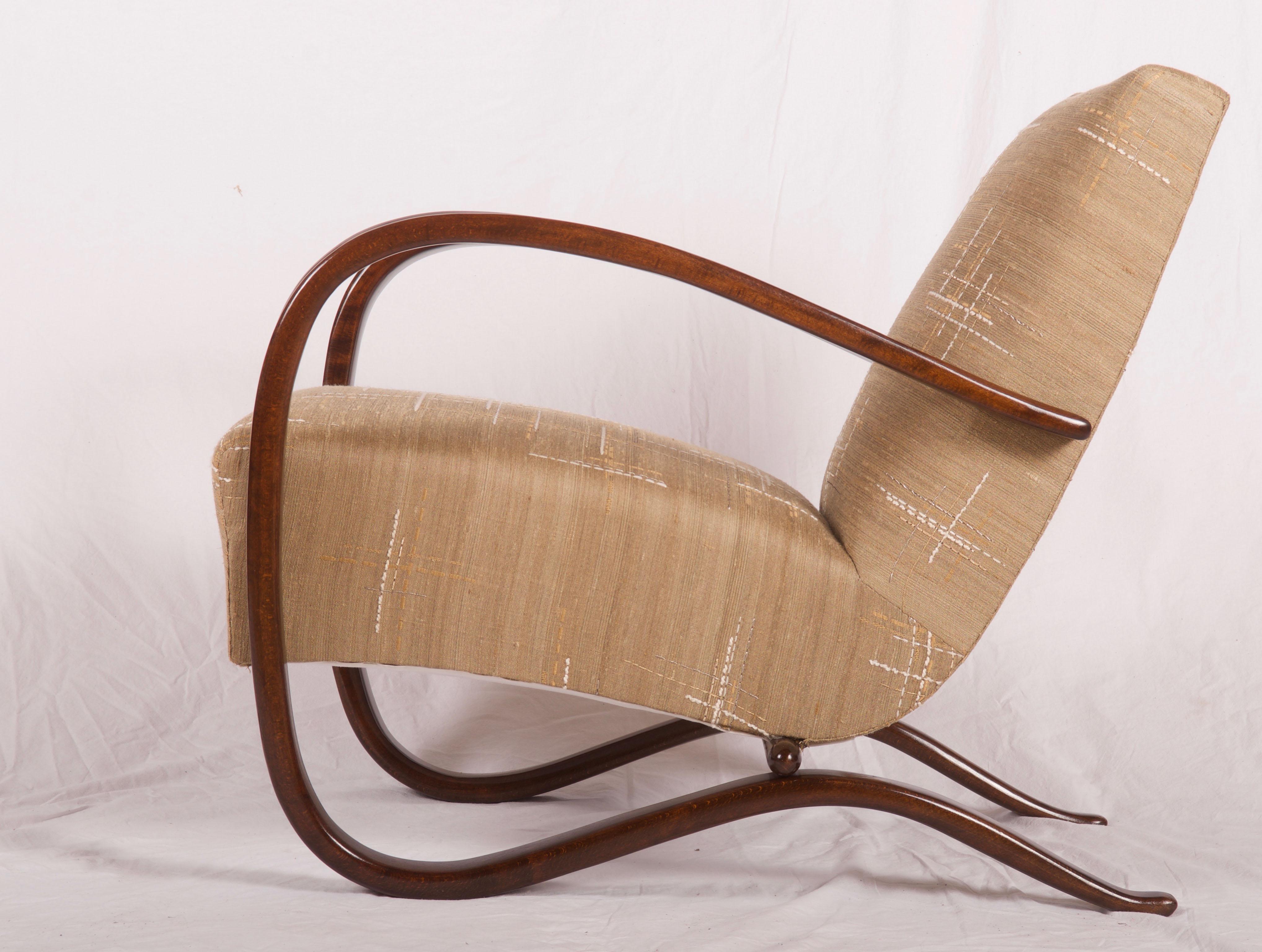 Beech bentwood walnut stained armchair made by Thonet in the 1930s.
Excellent restored with seat springs upholstered with Dedar silk fabric.
On request several available
Delivery time about 3-4 weeks.
Price per chair.