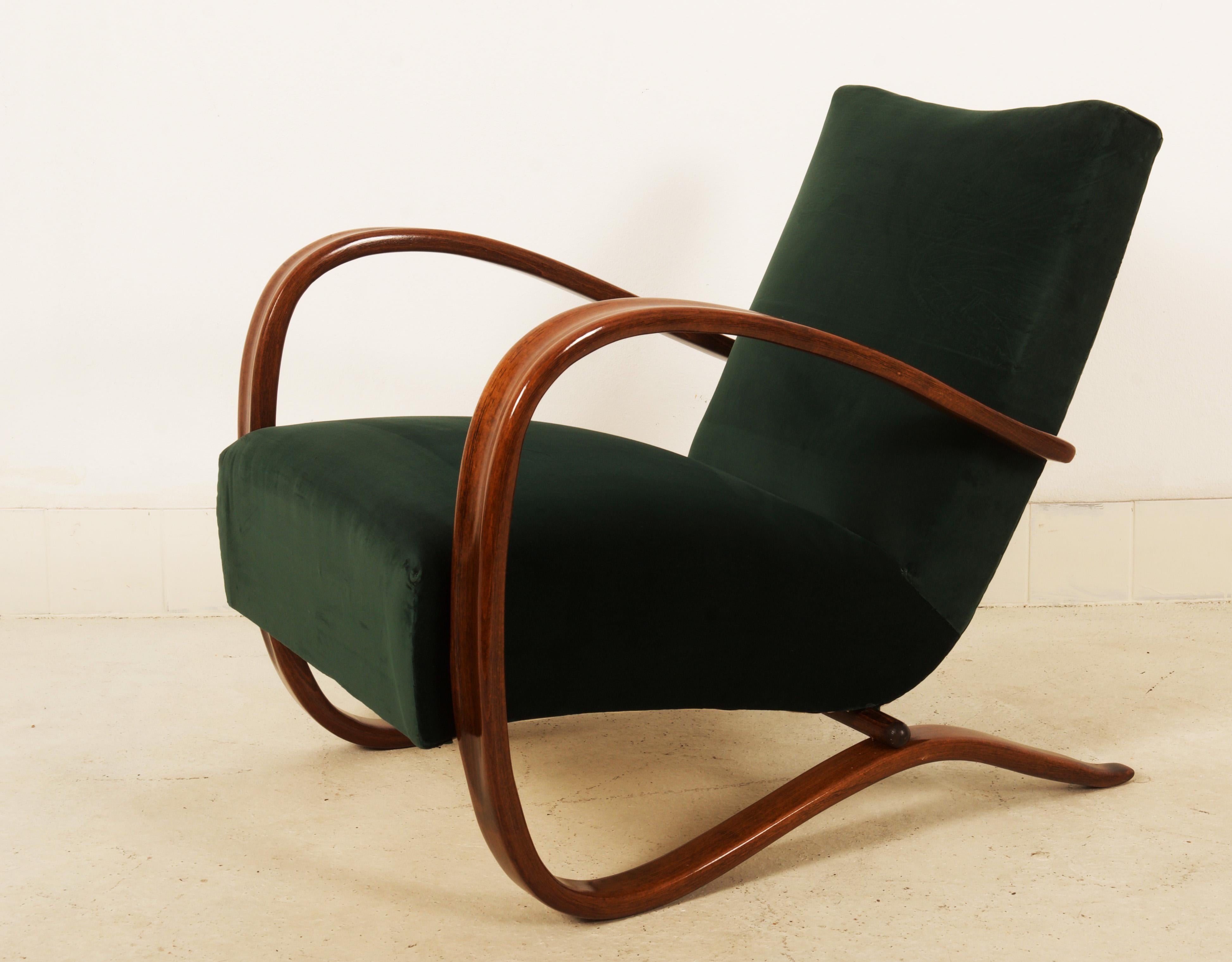 Beech bentwood walnut stained armchair made by Thonet in the 1930s.
Excellent restored with seat springs upholstered with green velvet.
Another fabric and wood finish on request possible
On request several available
Delivery time about 5-6