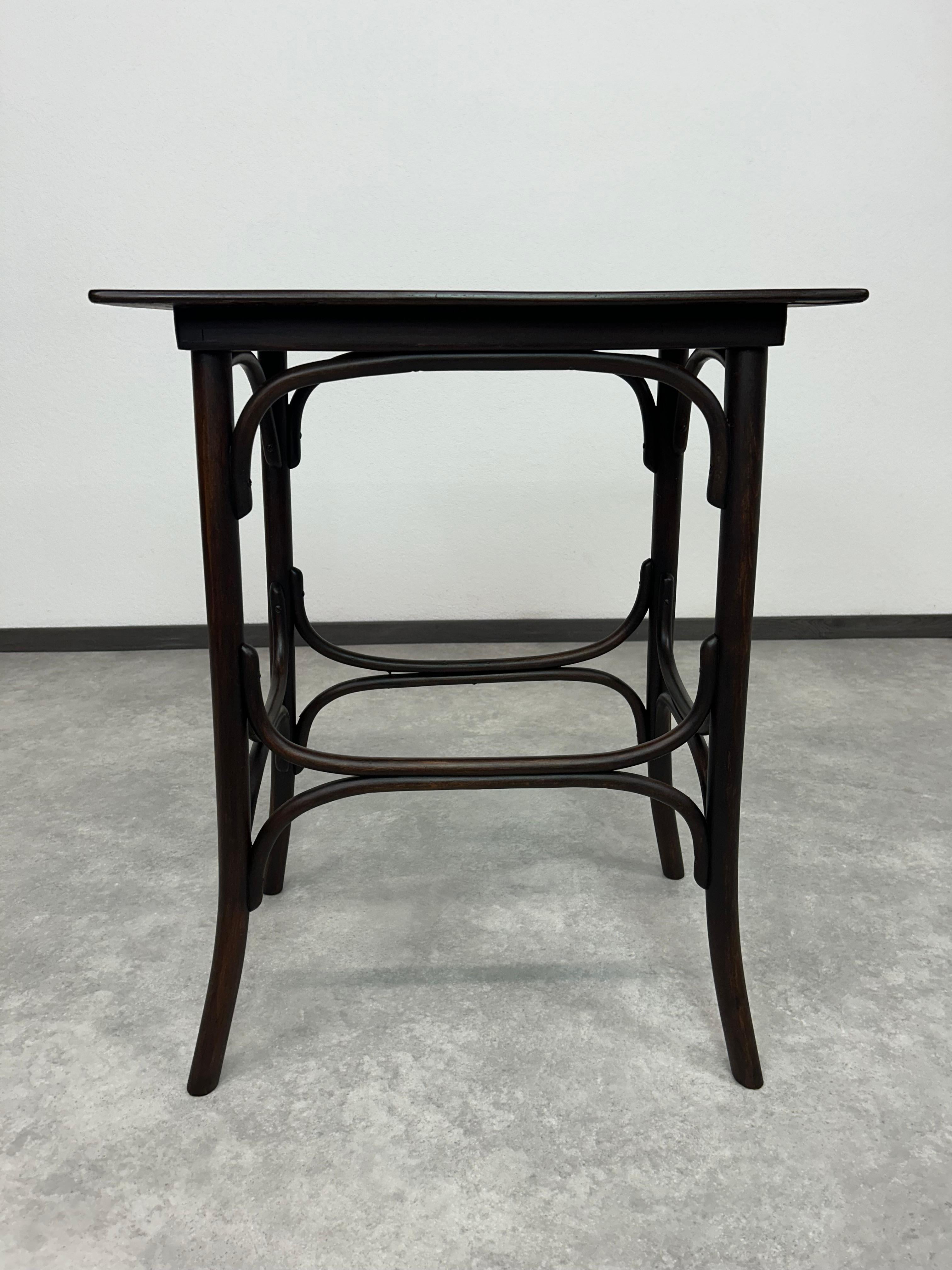Thonet Beistelltisch im Art déco-Stil. Professionell gebeizt und neu poliert.