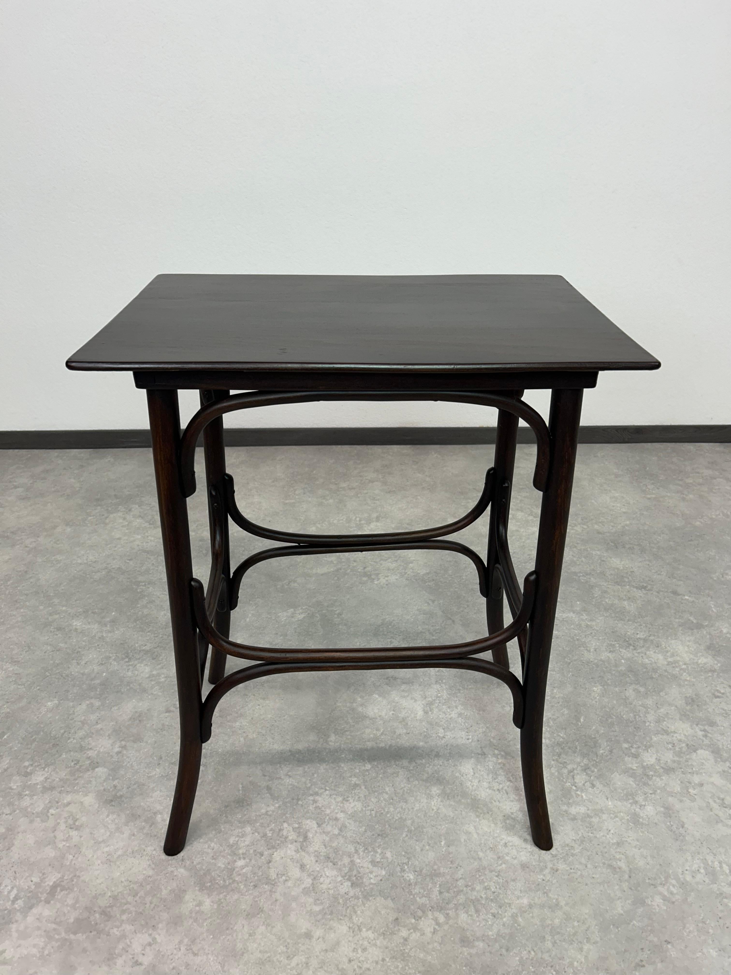 Thonet Beistelltisch im Art déco-Stil (Ungarisch) im Angebot