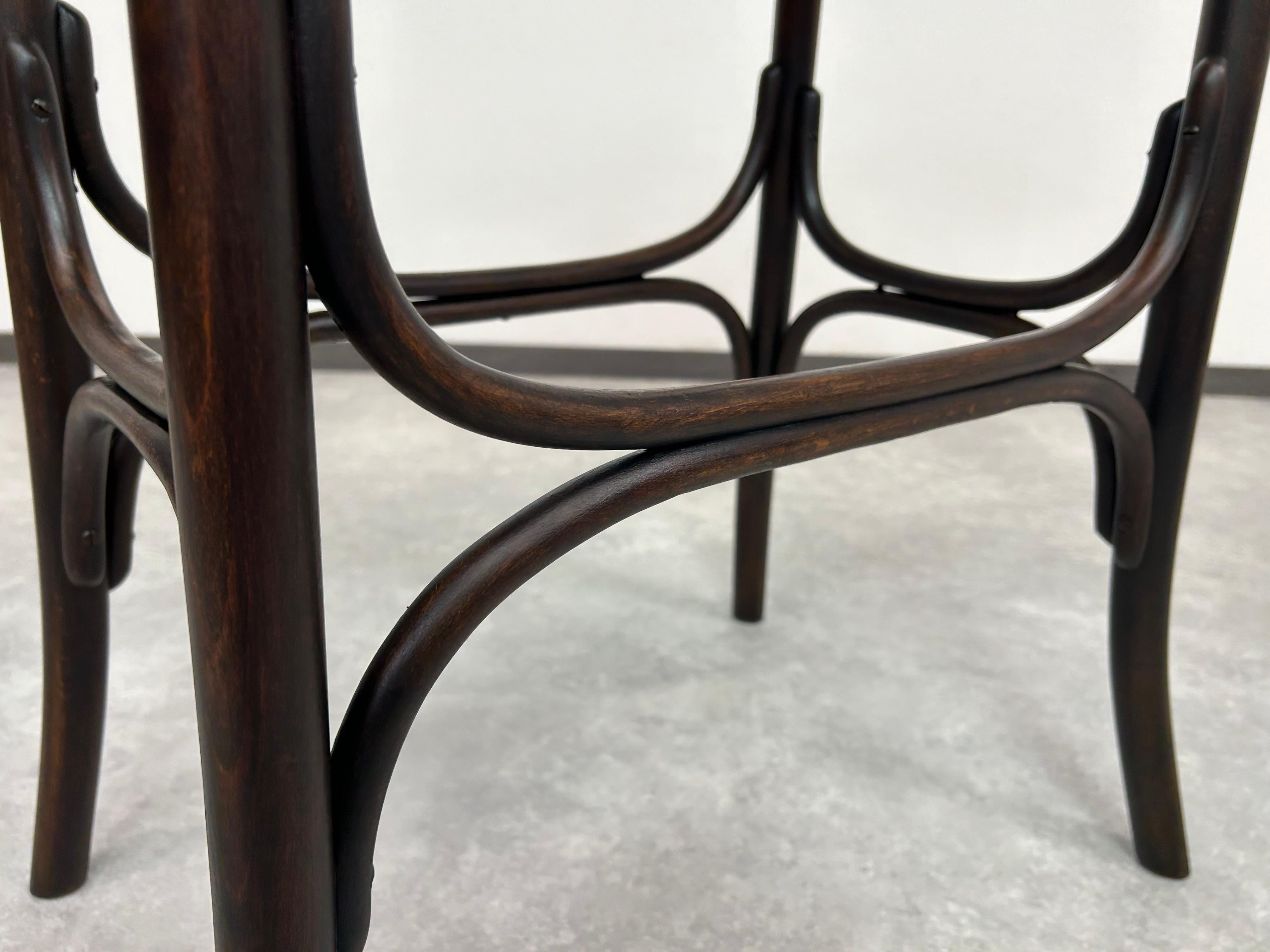 Thonet Beistelltisch im Art déco-Stil (Frühes 20. Jahrhundert) im Angebot