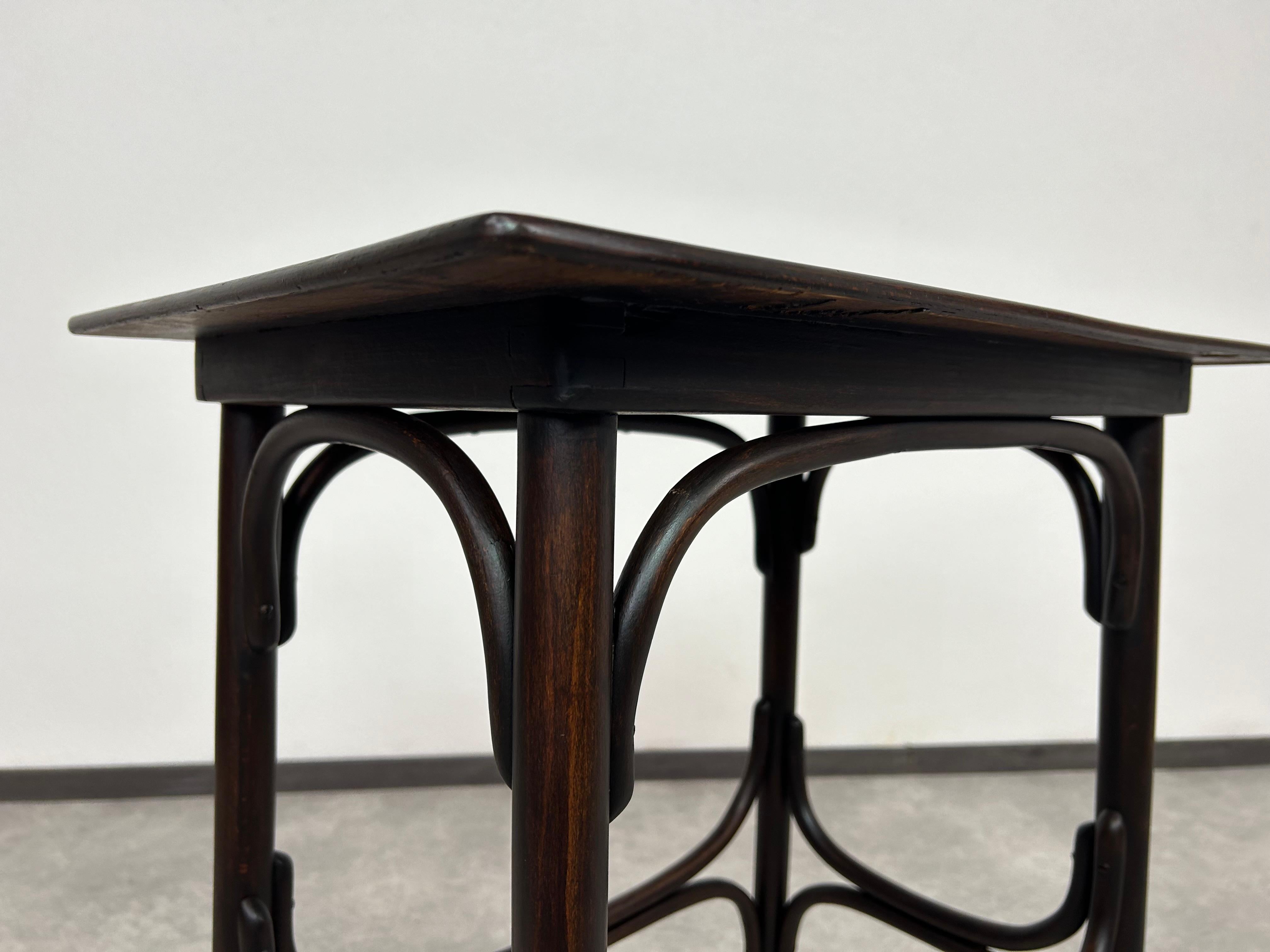 Thonet Beistelltisch im Art déco-Stil (Buchenholz) im Angebot