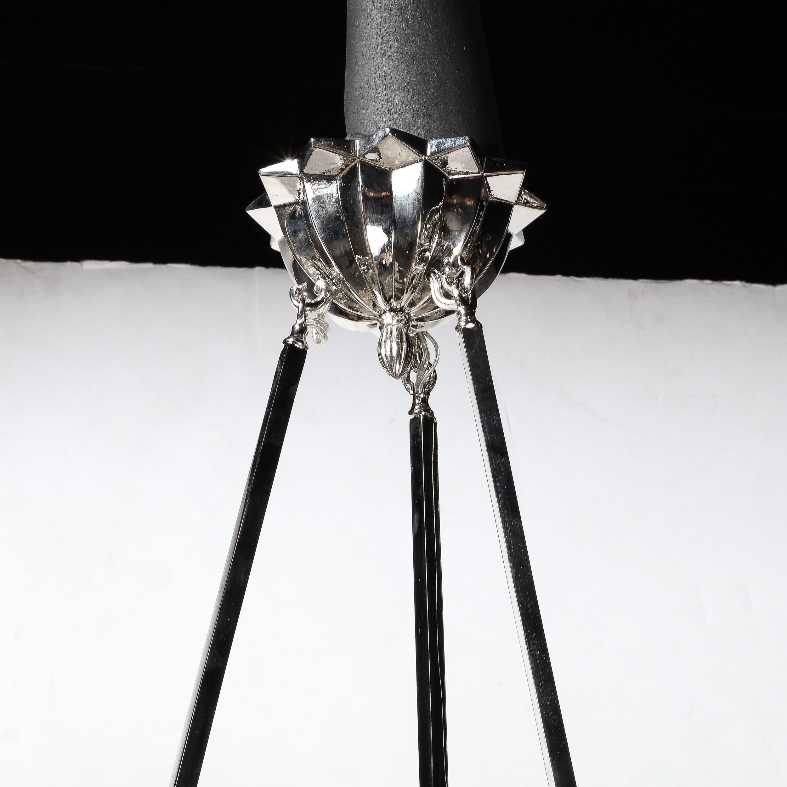 Art Deco Dreiarmiger Wolkenkratzer Kronleuchter aus Milchglas und Nickel signiert Degué  im Angebot 6