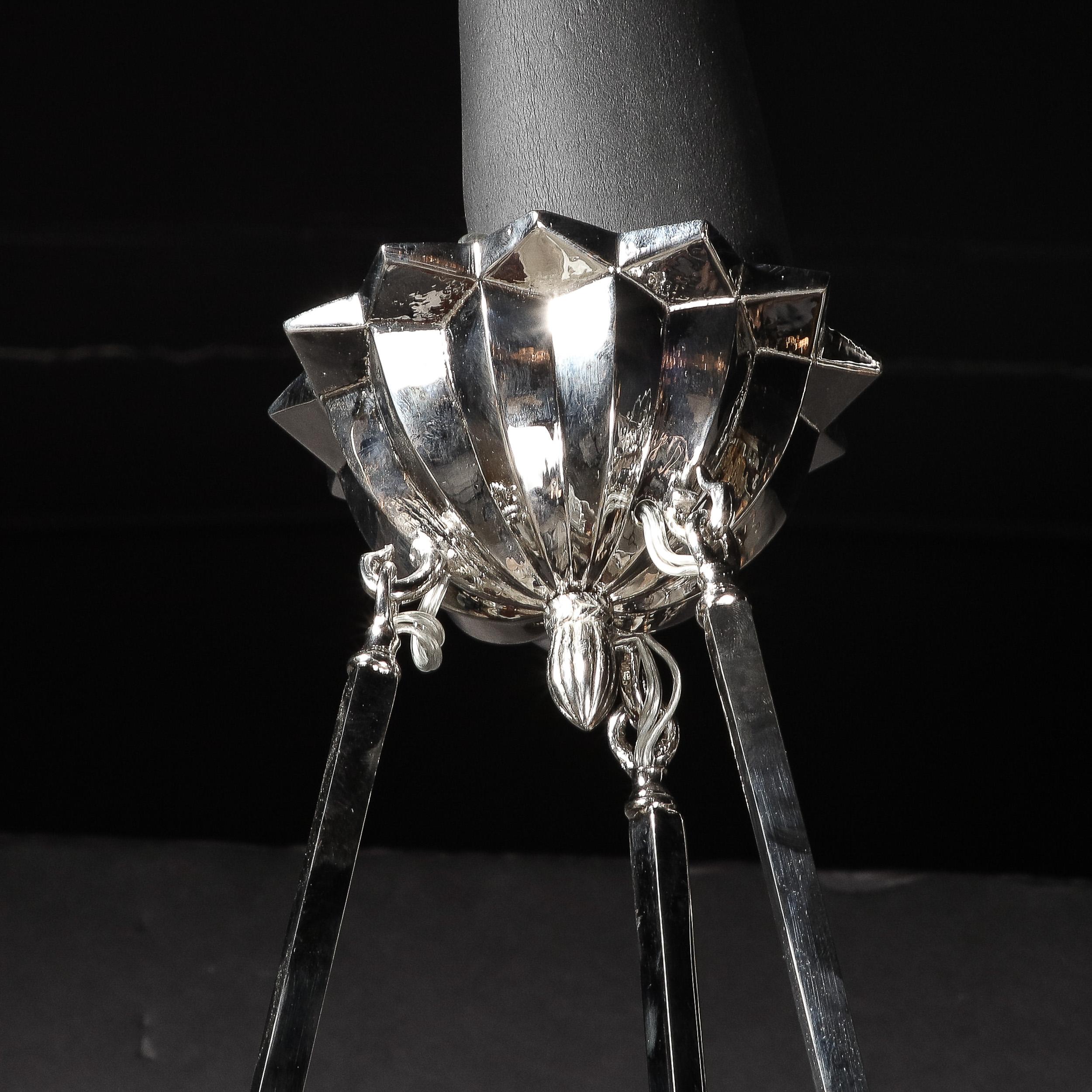 Art Deco Dreiarmiger Wolkenkratzer Kronleuchter aus Milchglas und Nickel signiert Degué  (Glas) im Angebot