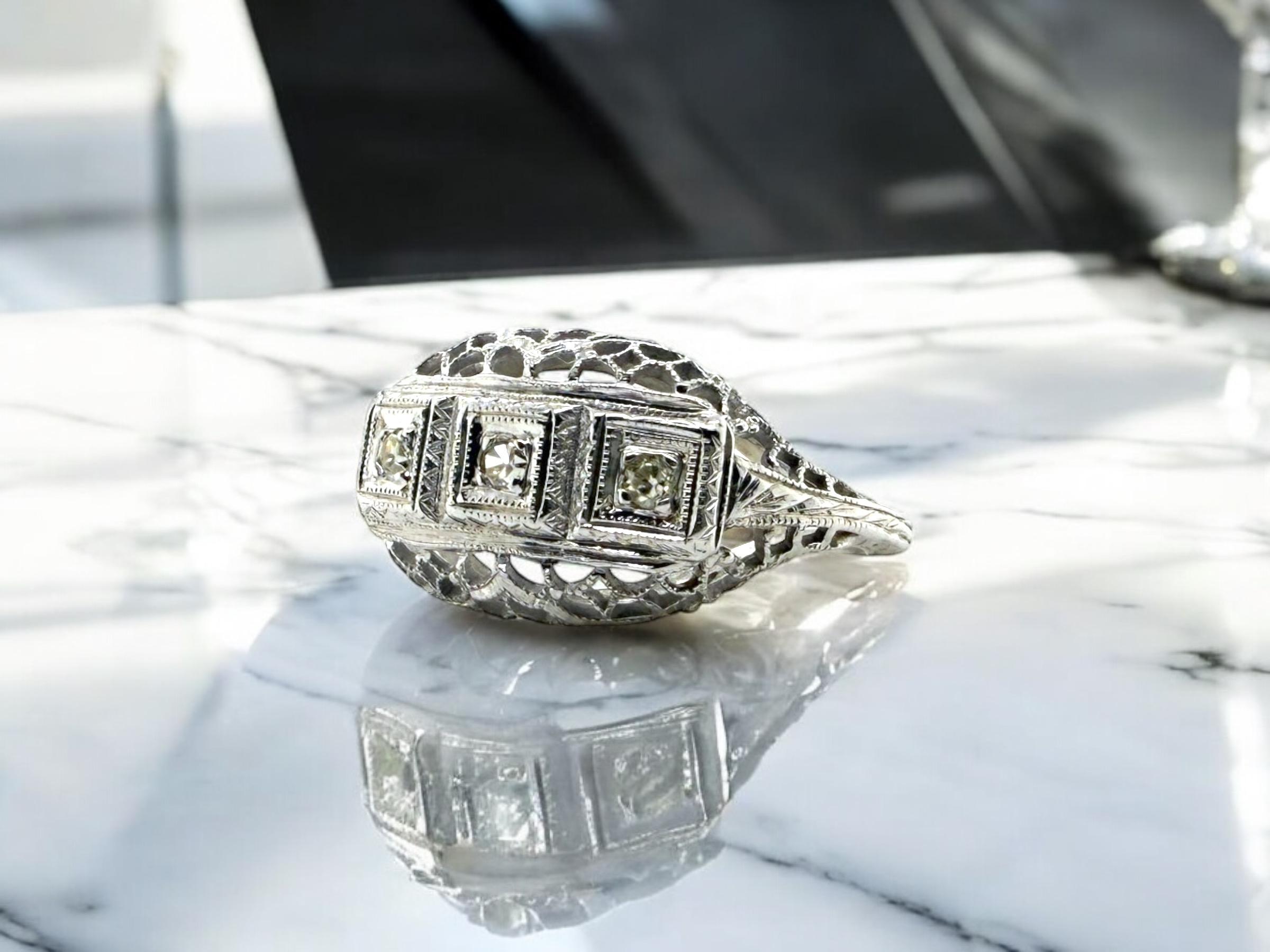Wir lieben diese zierliche Vintage-Schönheit!
Perfekt für jedes Alter!

Ring Details
MATERIAL: 18K Weißgold
Kopfbreite: 9,6 mm
Kopfhöhe: 3,6 mm
Schaftbreite: 1,5 mm
Gewicht: 2,6 Gramm
Fingergröße: 3 3/4
Größenordnung auf Anfrage

Akzentuiert durch