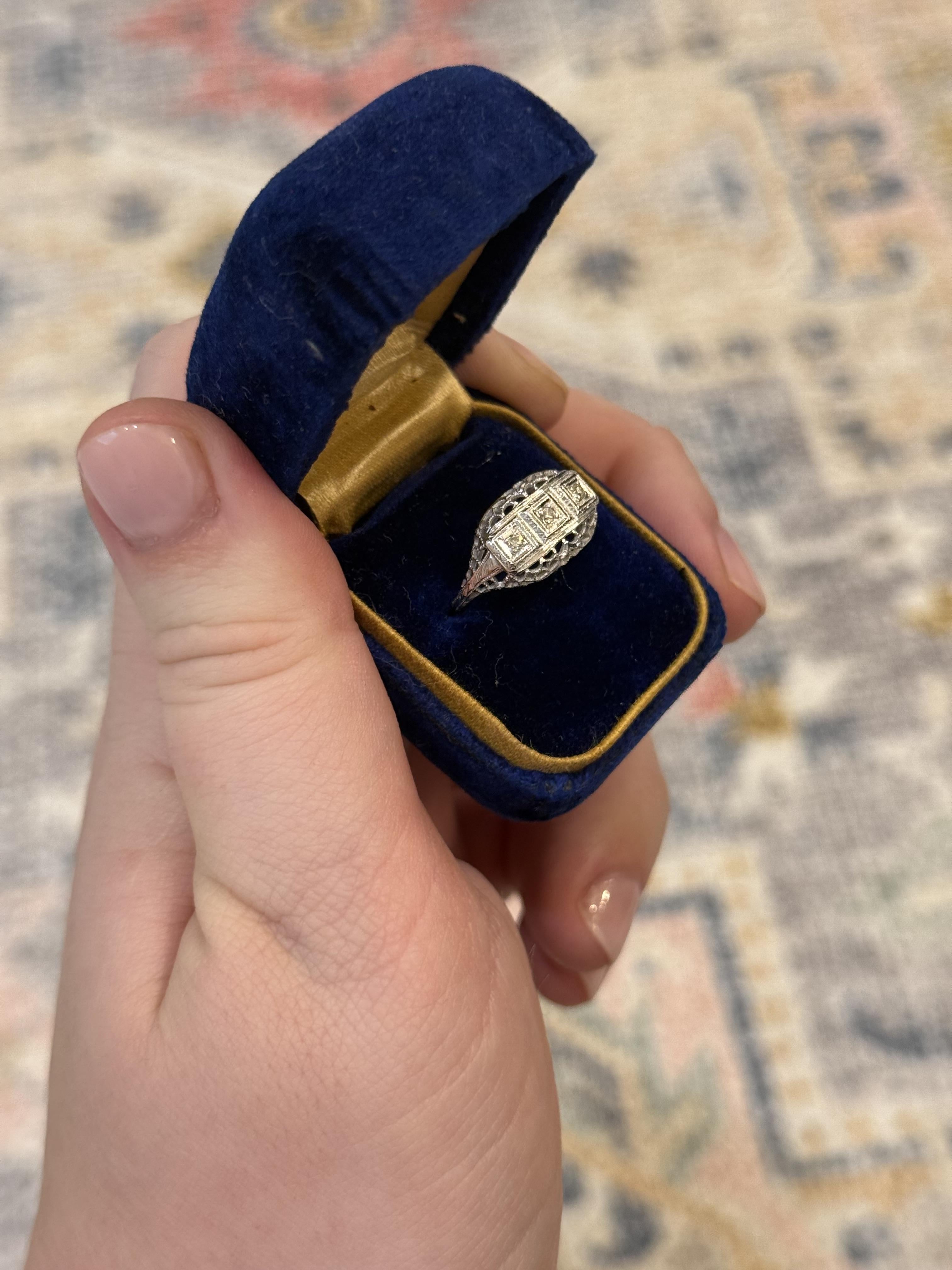 Art Deco-Cocktailring mit drei Ziersteinen aus 18 Karat Weißgold (Einfacher Schliff) im Angebot
